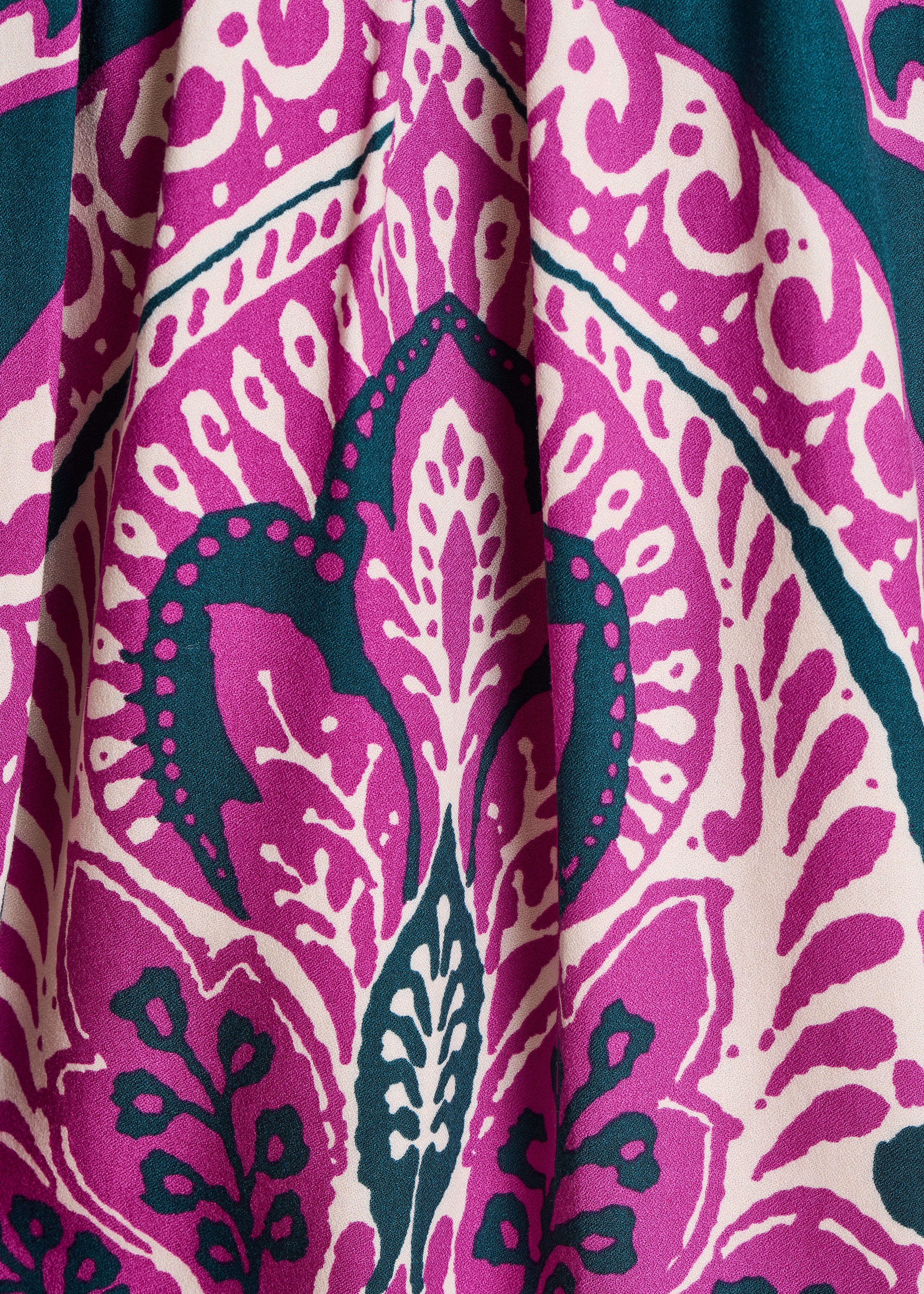 Top amplo com estampado violeta e mangas curtas