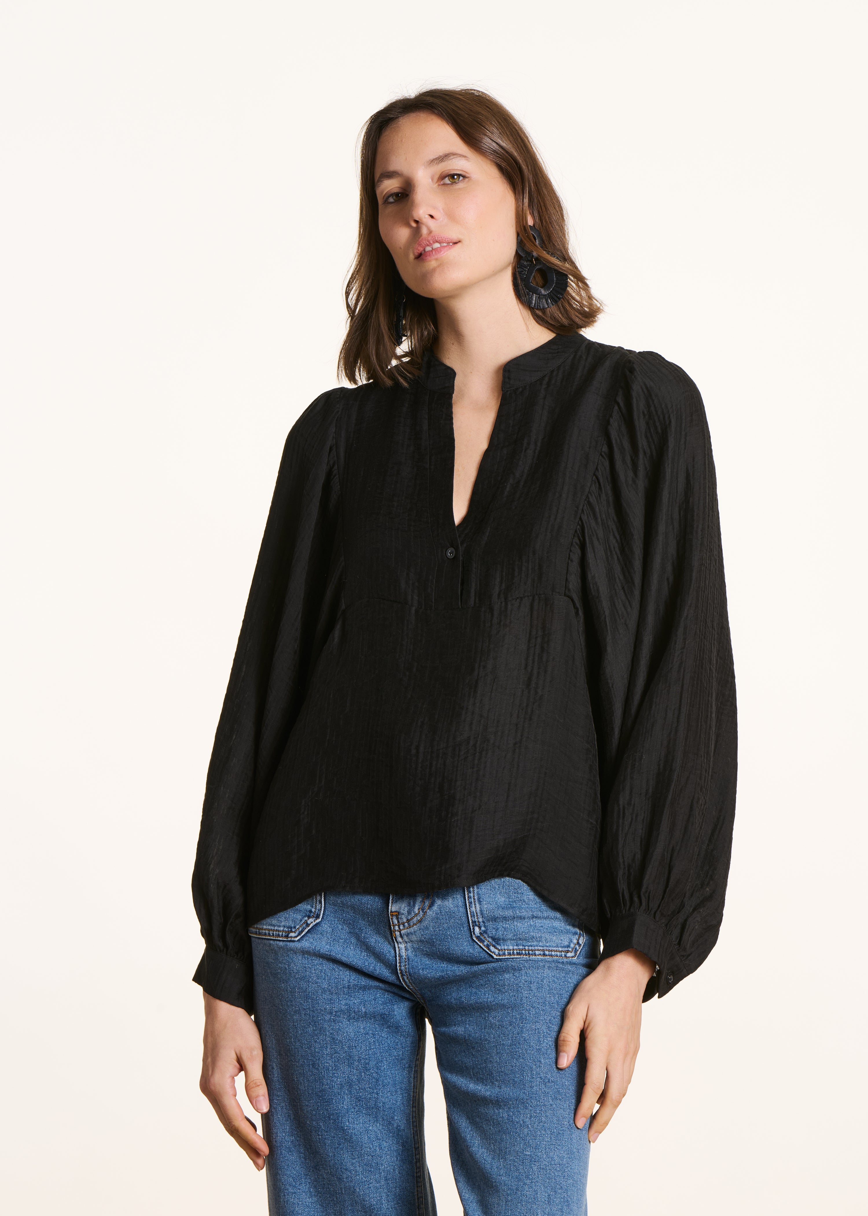 Loose black top long sleeves
