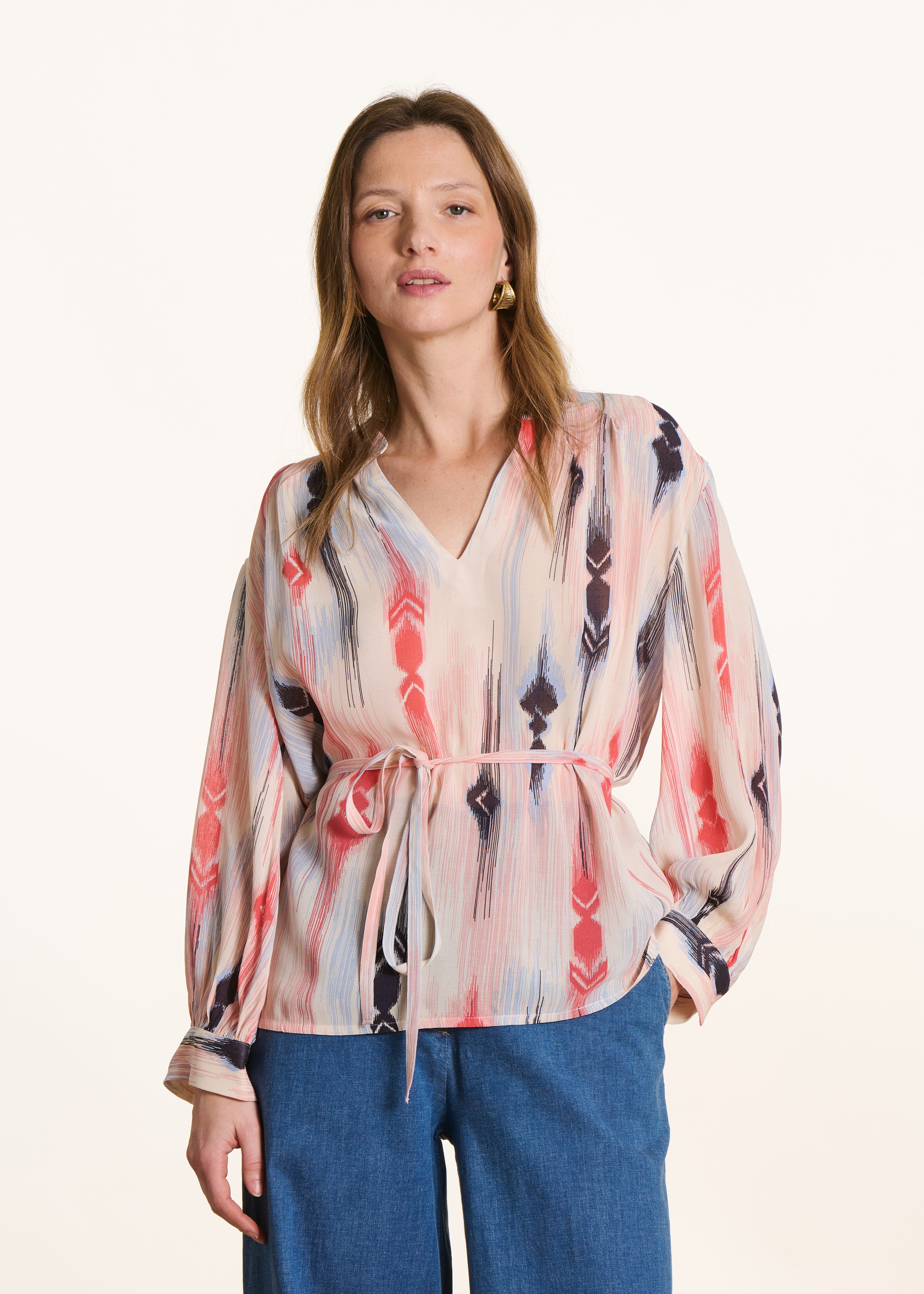 Top rosa e blu ampio con stampa e maniche lunghe