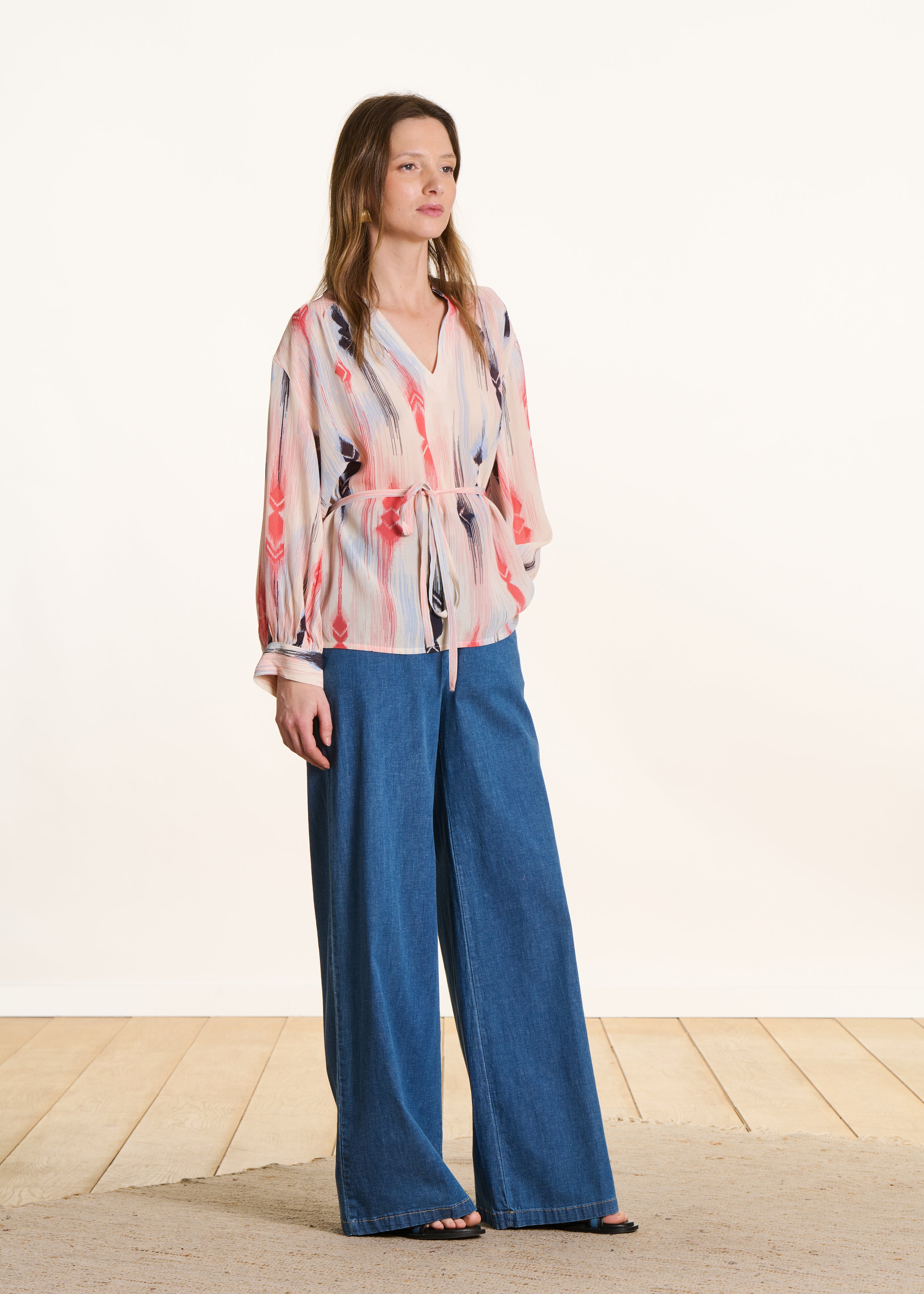 Top rosa e blu ampio con stampa e maniche lunghe