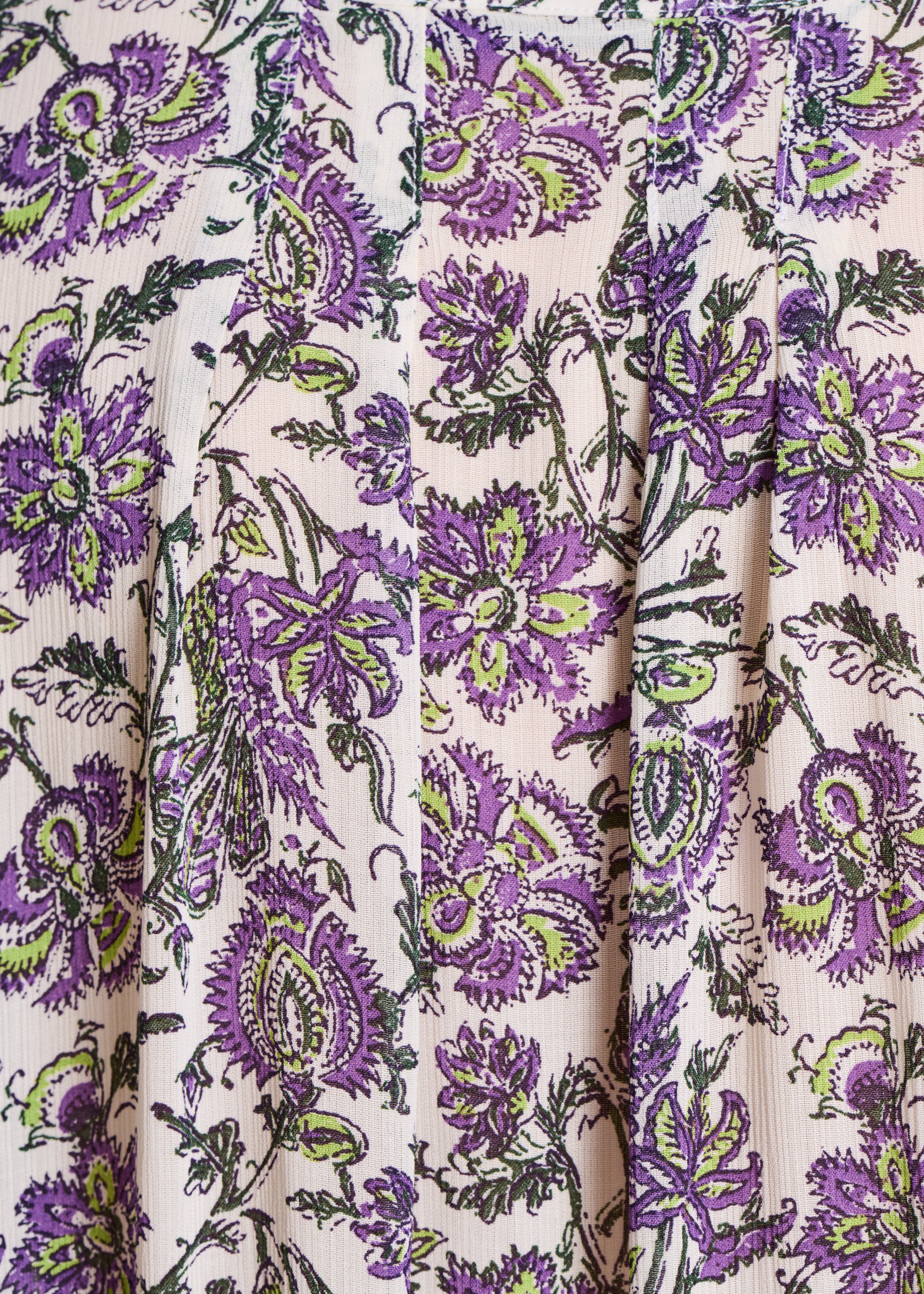 Losvallende paarse top met bloemenprint en lange mouwen