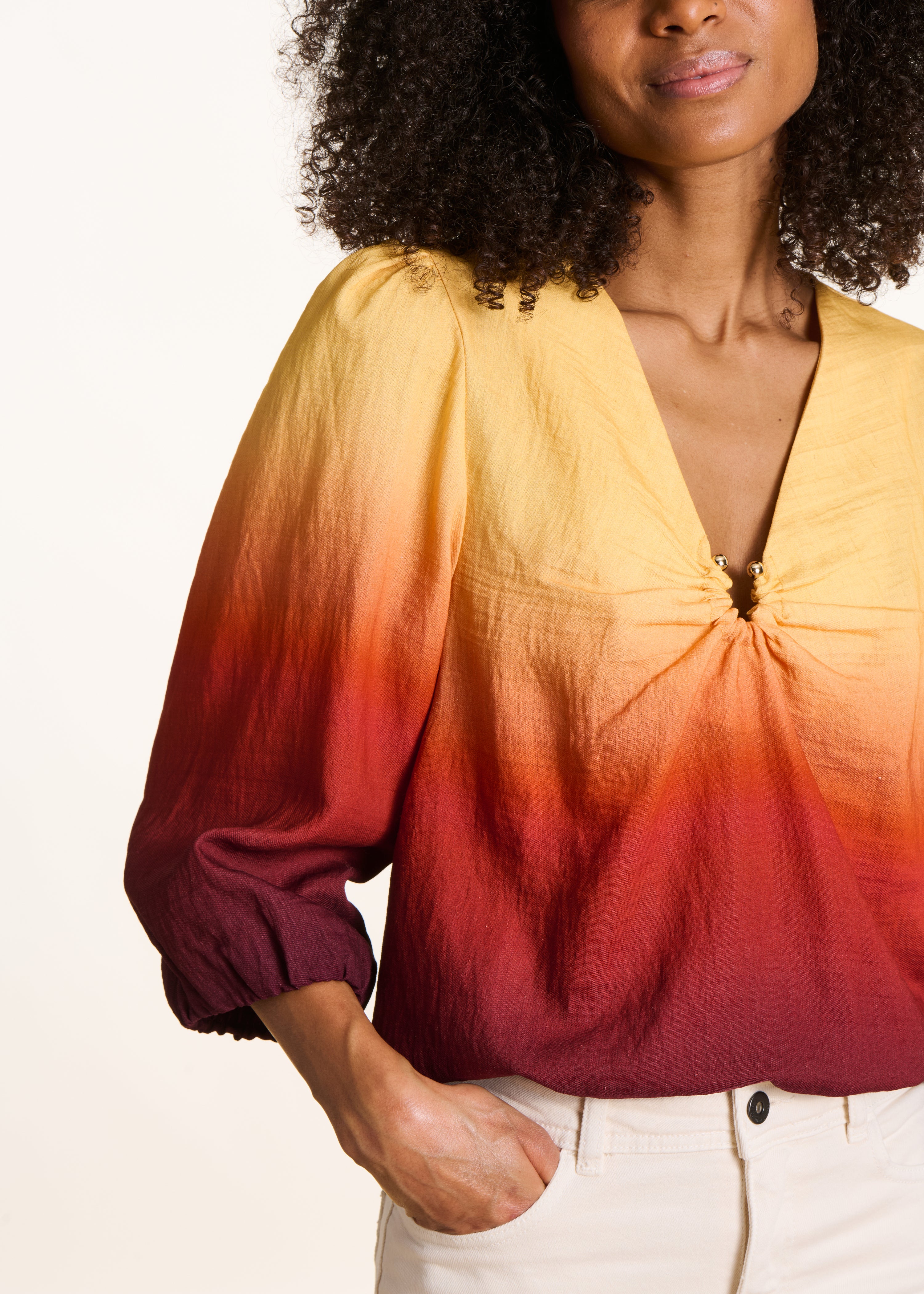 V-Ausschnitt-Top mit mehrfarbigem Tie-Dye-Print
