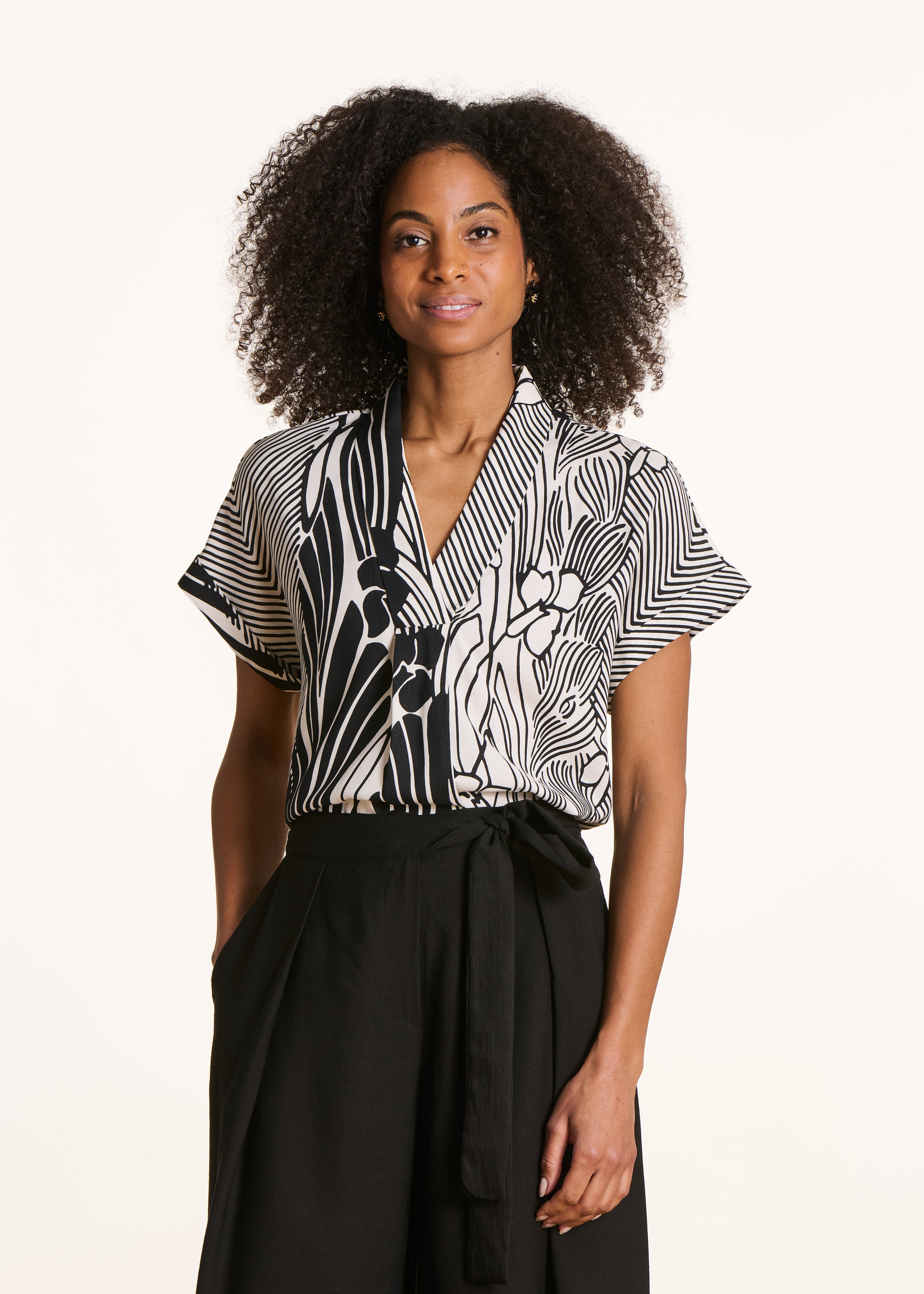 Top amplio estampado floral negro y blanco