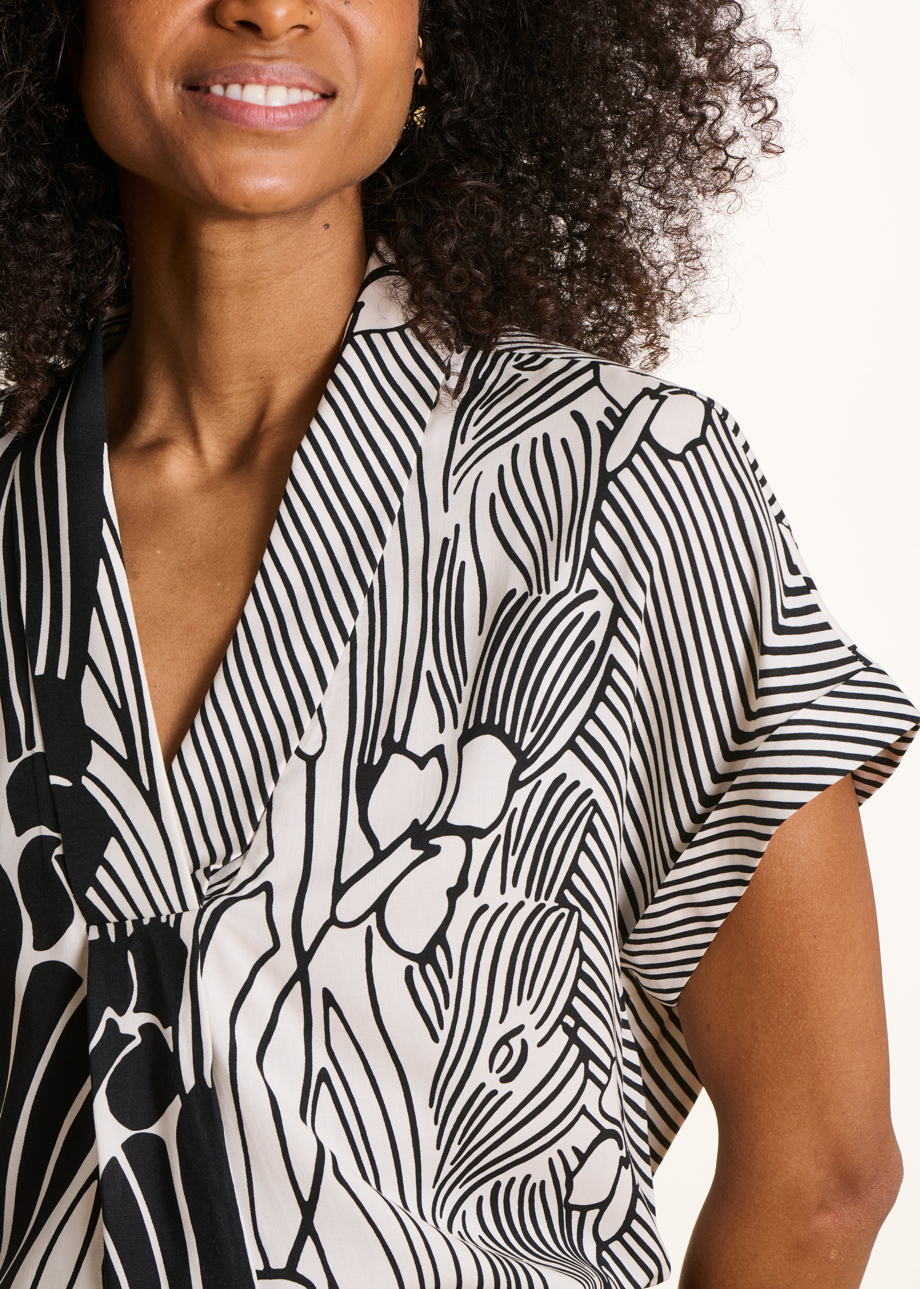 Top amplio estampado floral negro y blanco