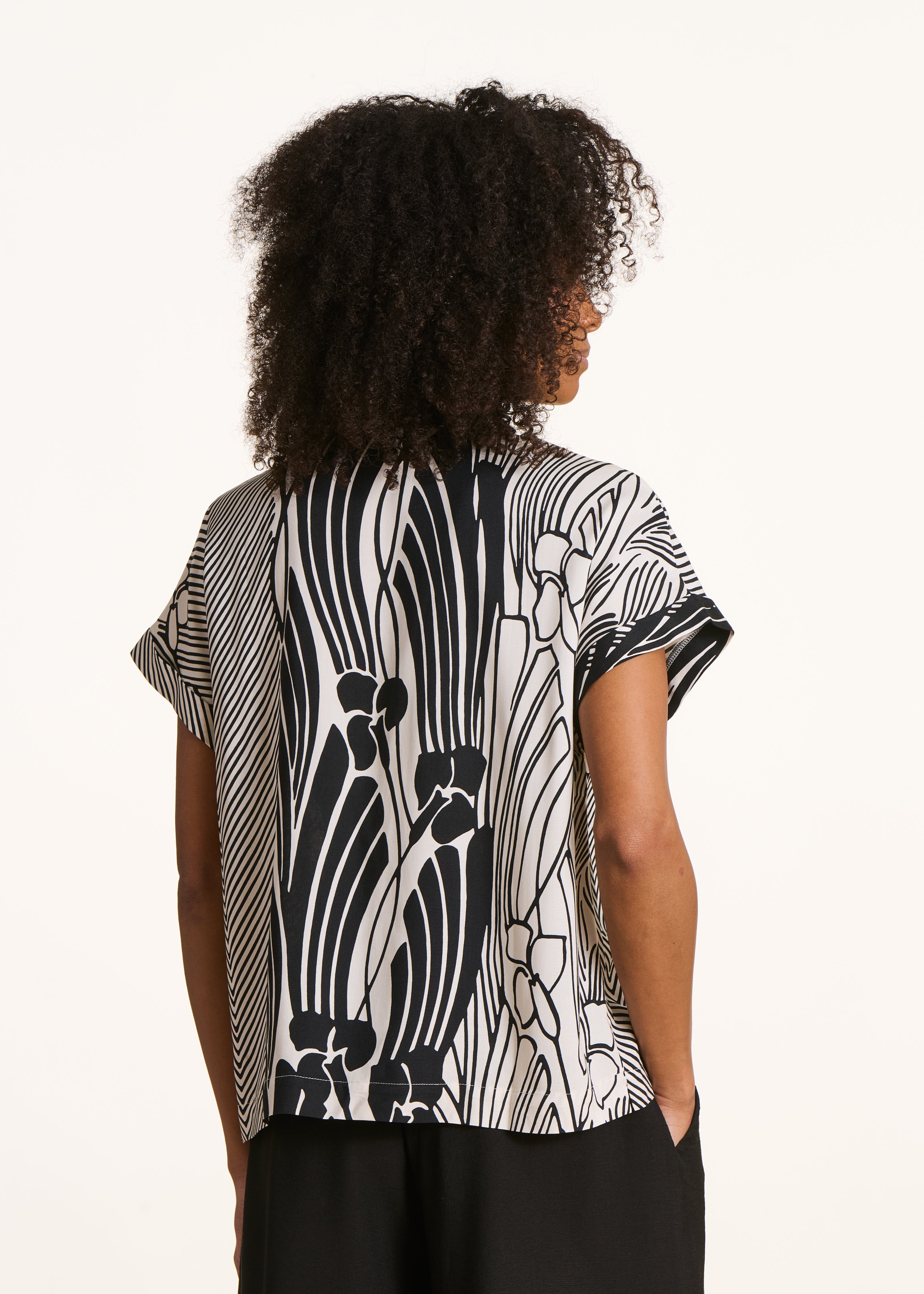 Top amplio estampado floral negro y blanco