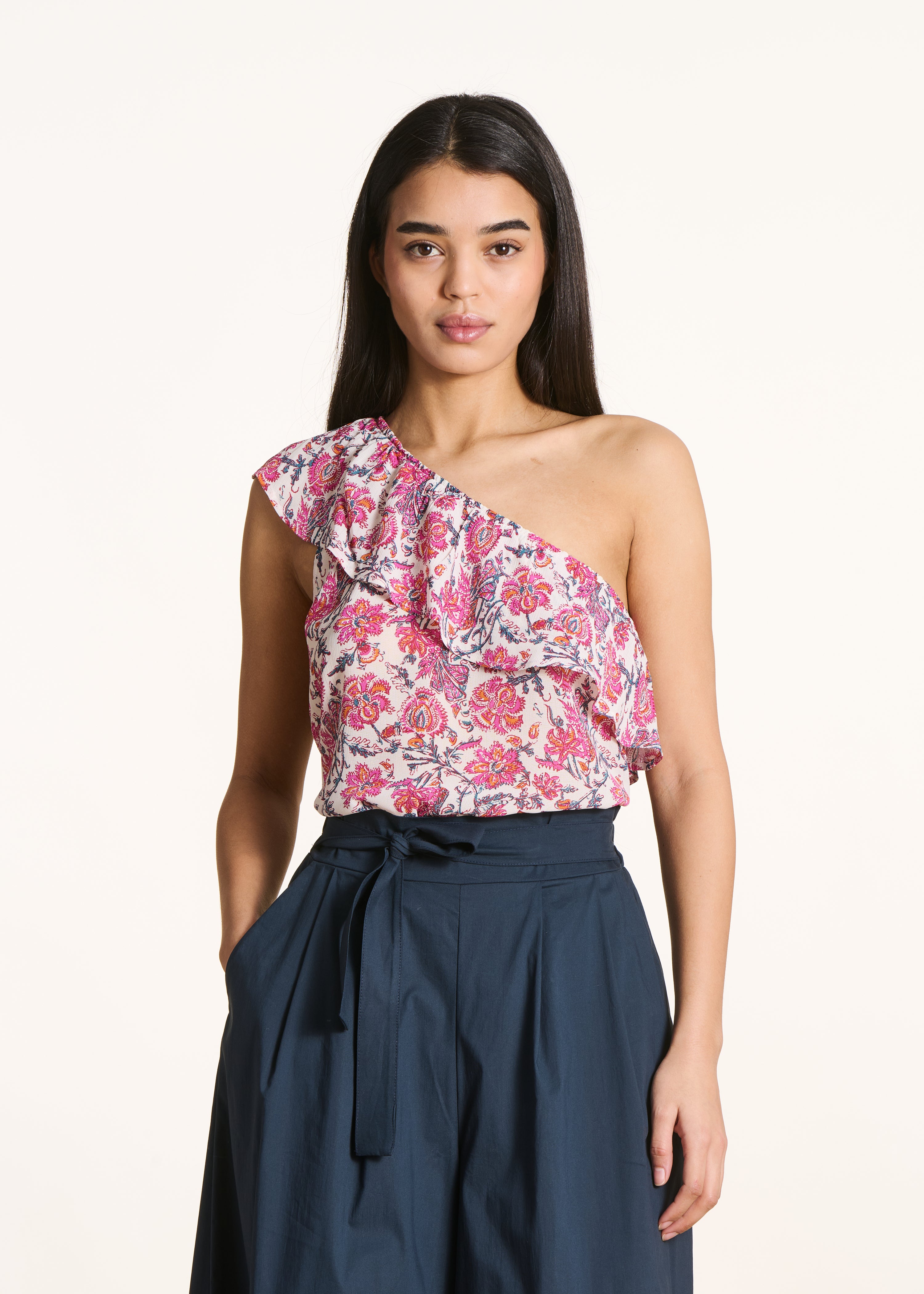Short pink one-shoulder top with floral print