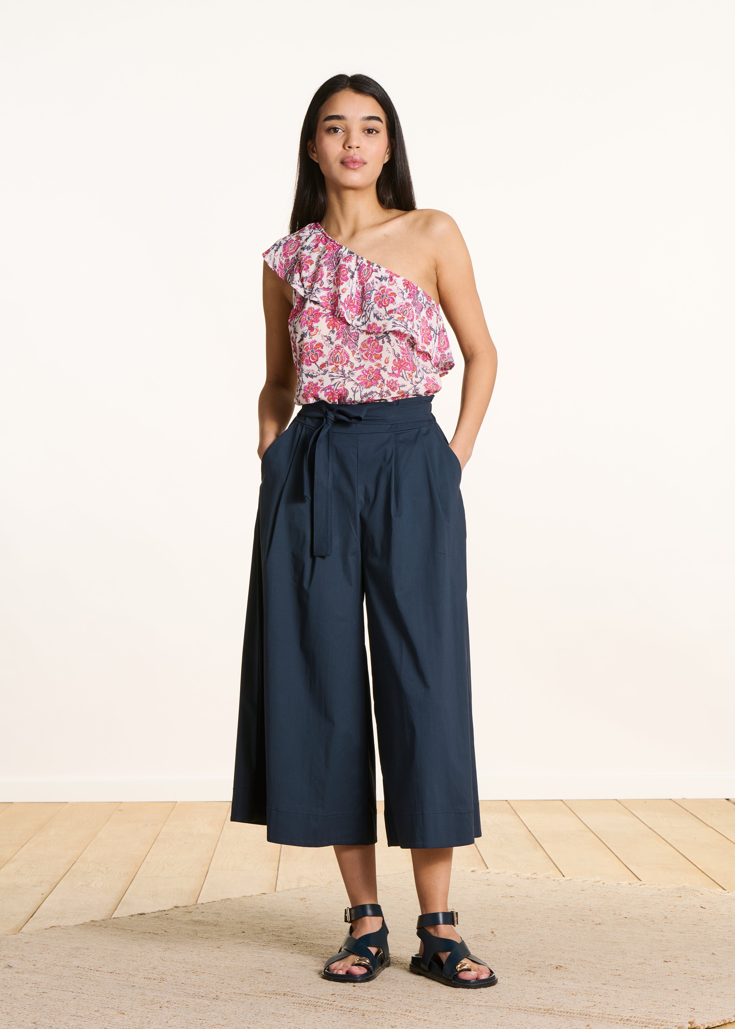 Short pink one-shoulder top with floral print