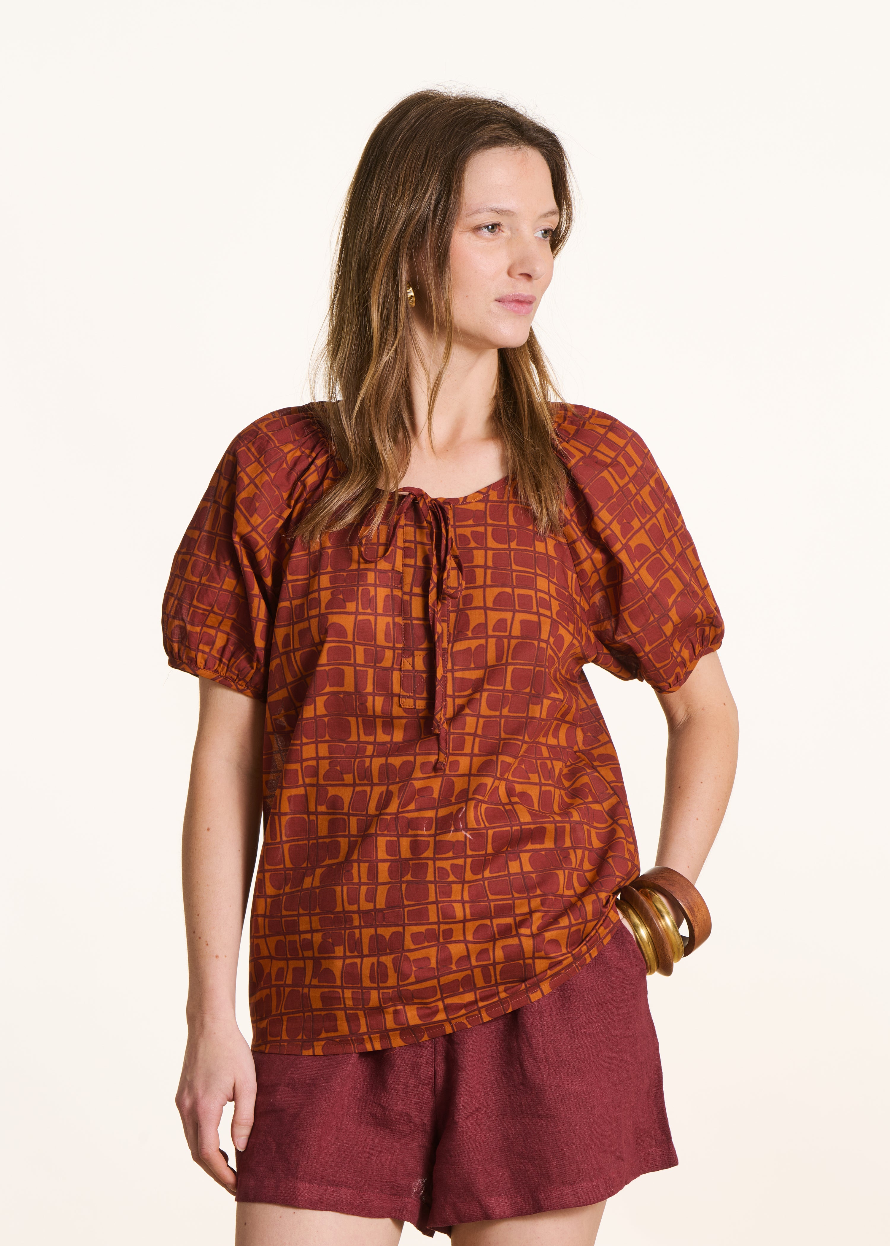 Top met bruine en oranje print, korte mouwen