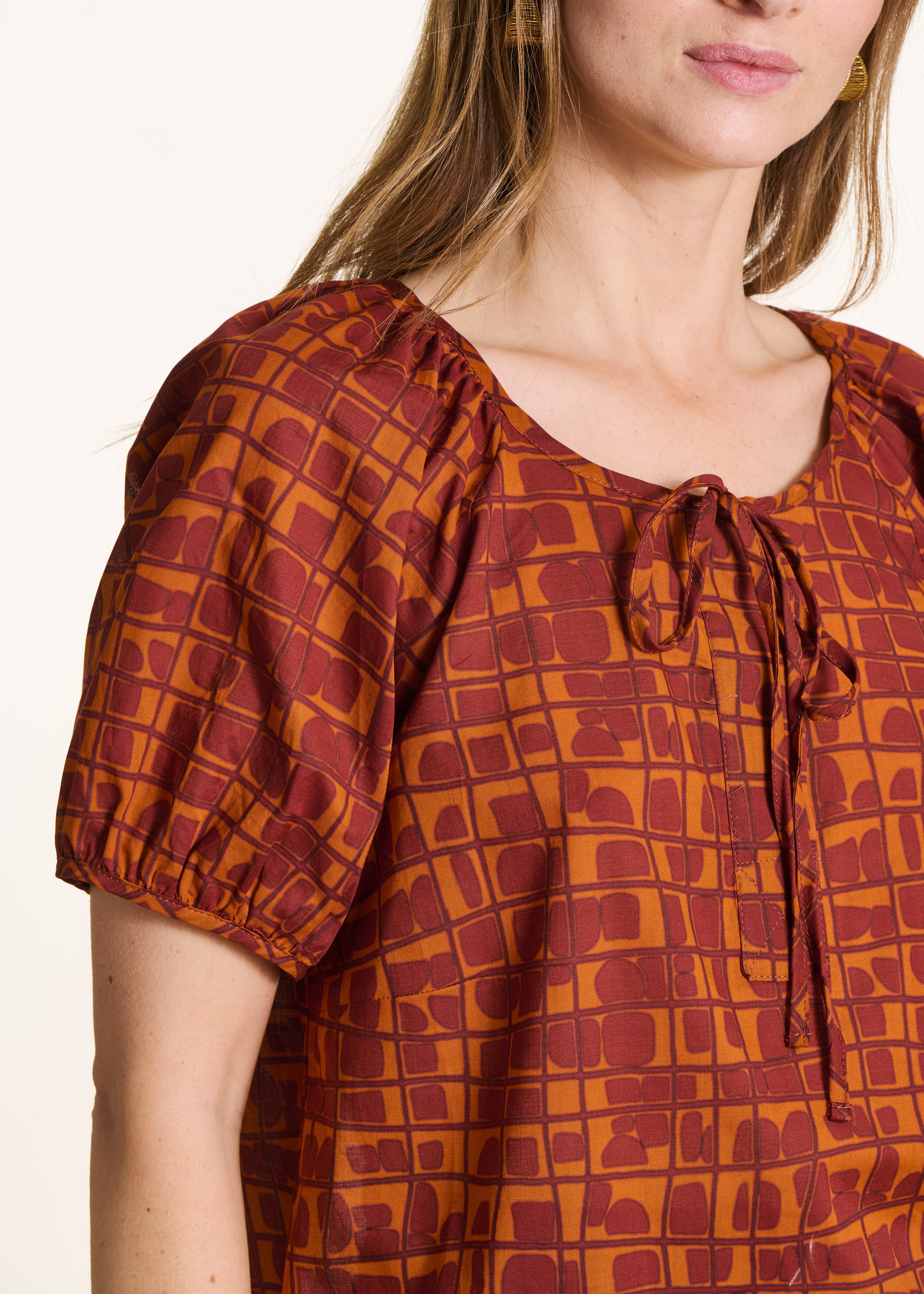 Top met bruine en oranje print, korte mouwen