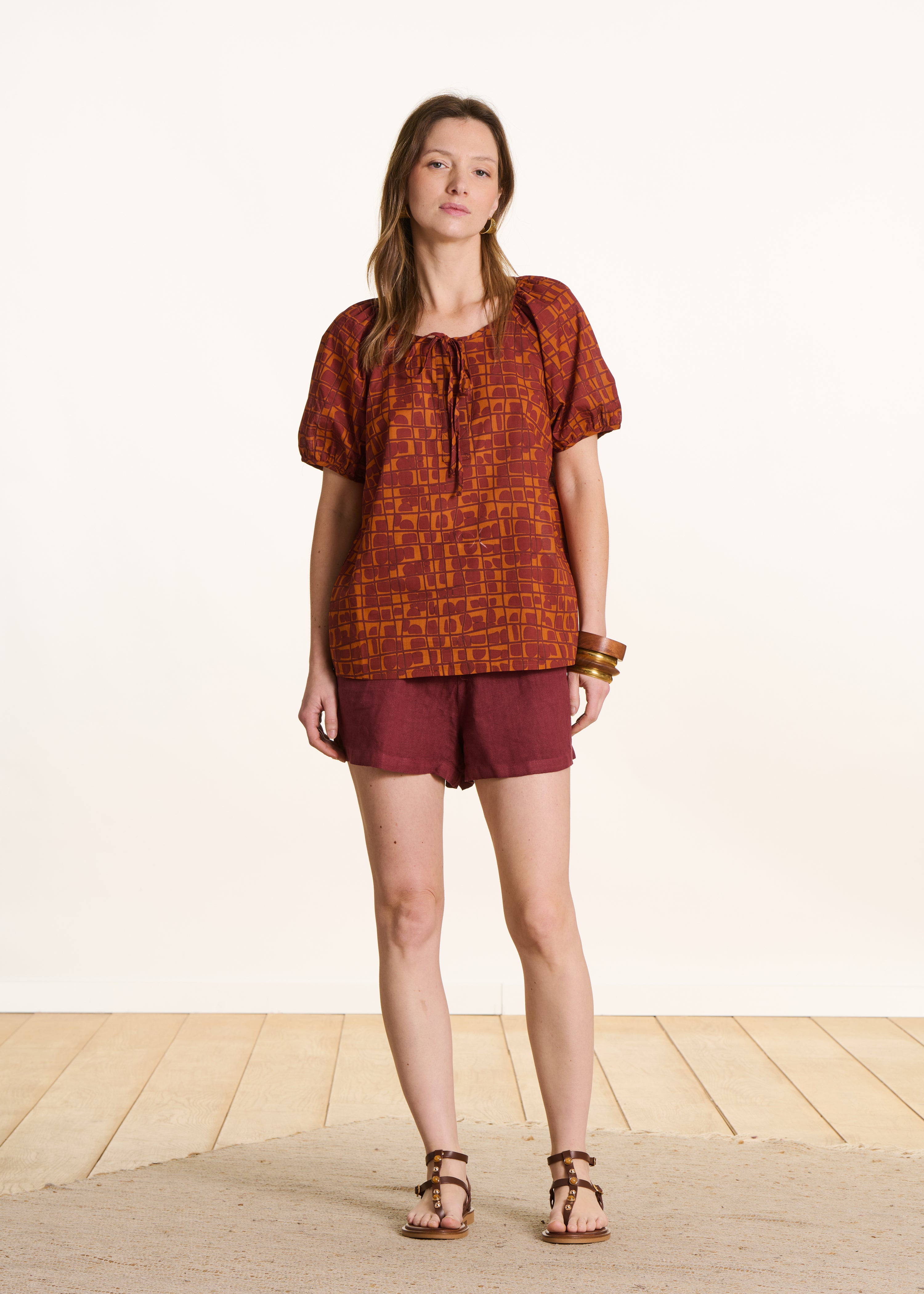 Top met bruine en oranje print, korte mouwen