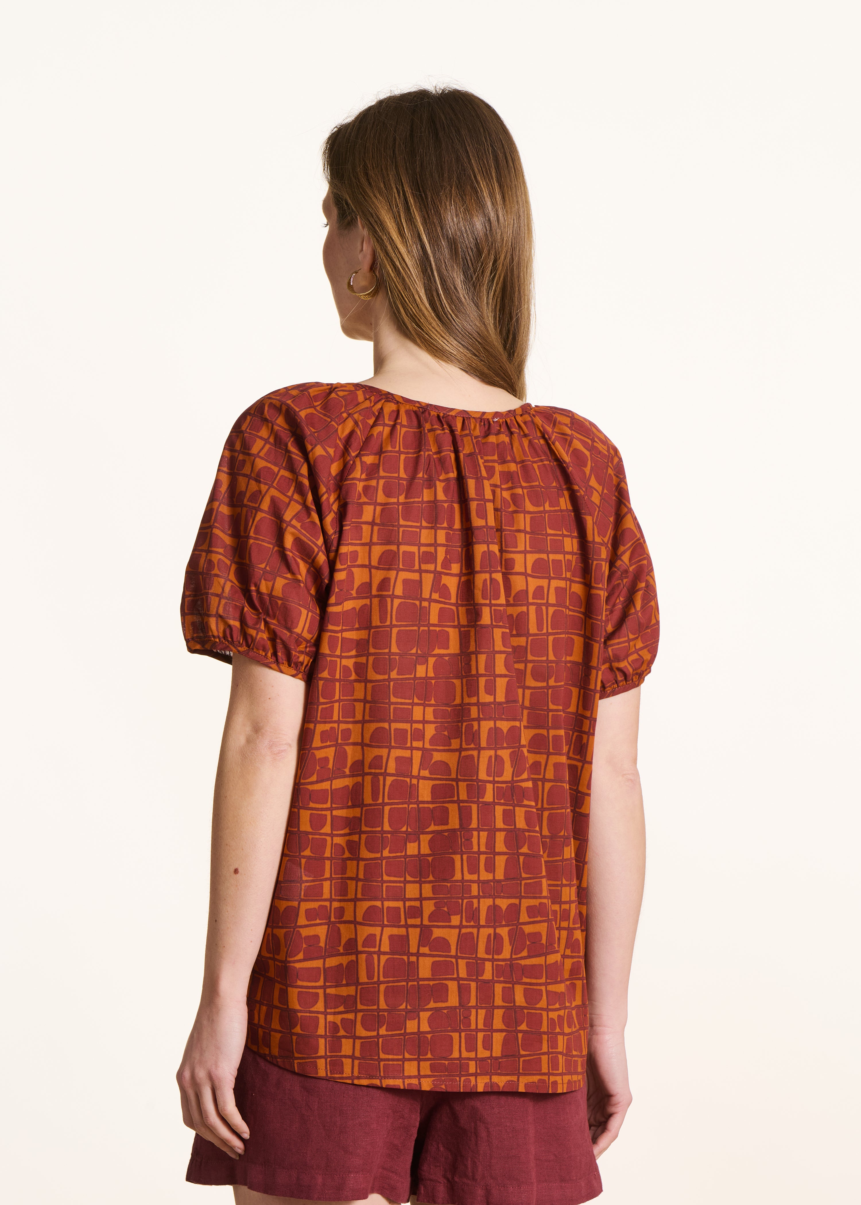 Top met bruine en oranje print, korte mouwen