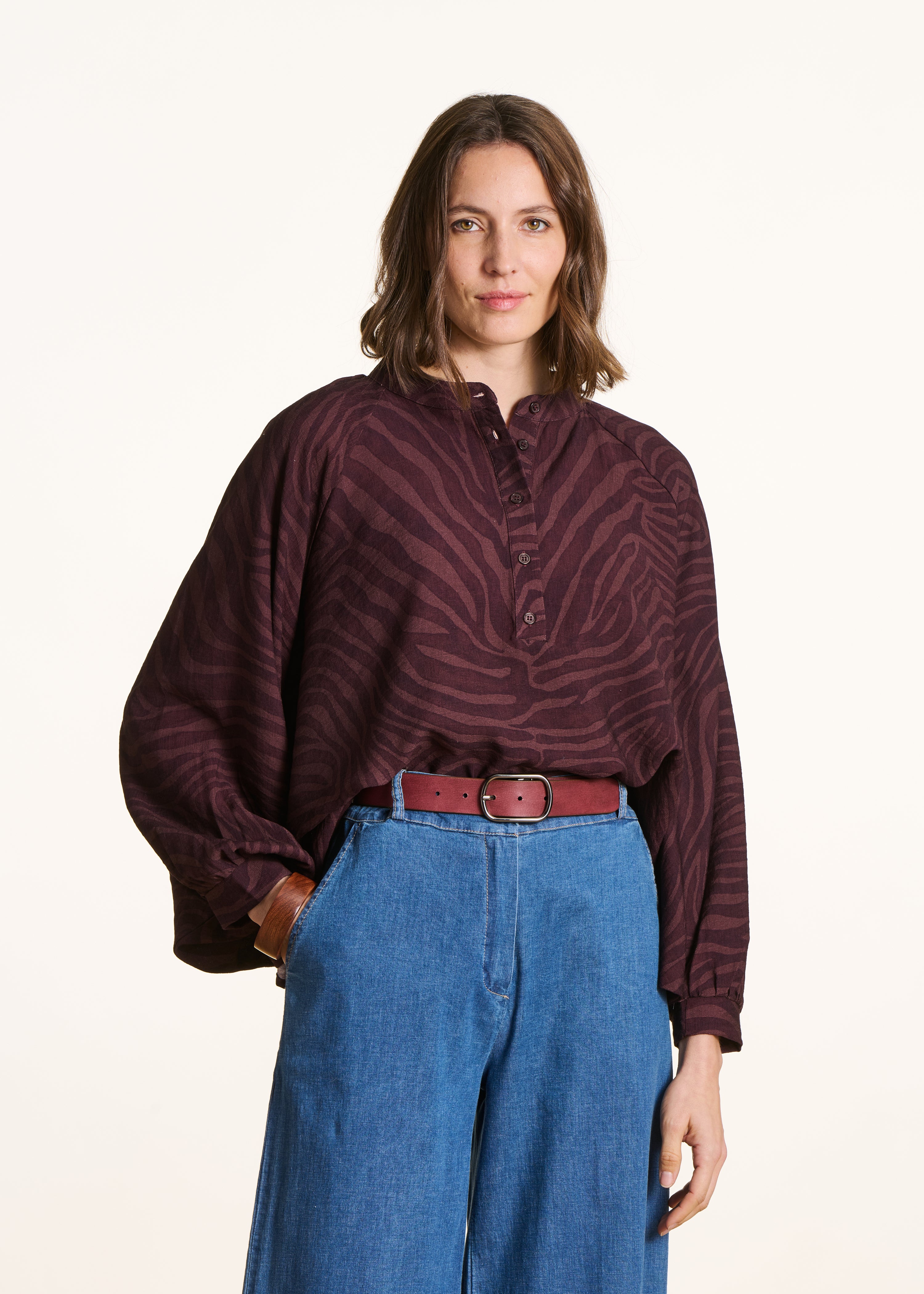 Blusa marrón oversize con estampado animal print