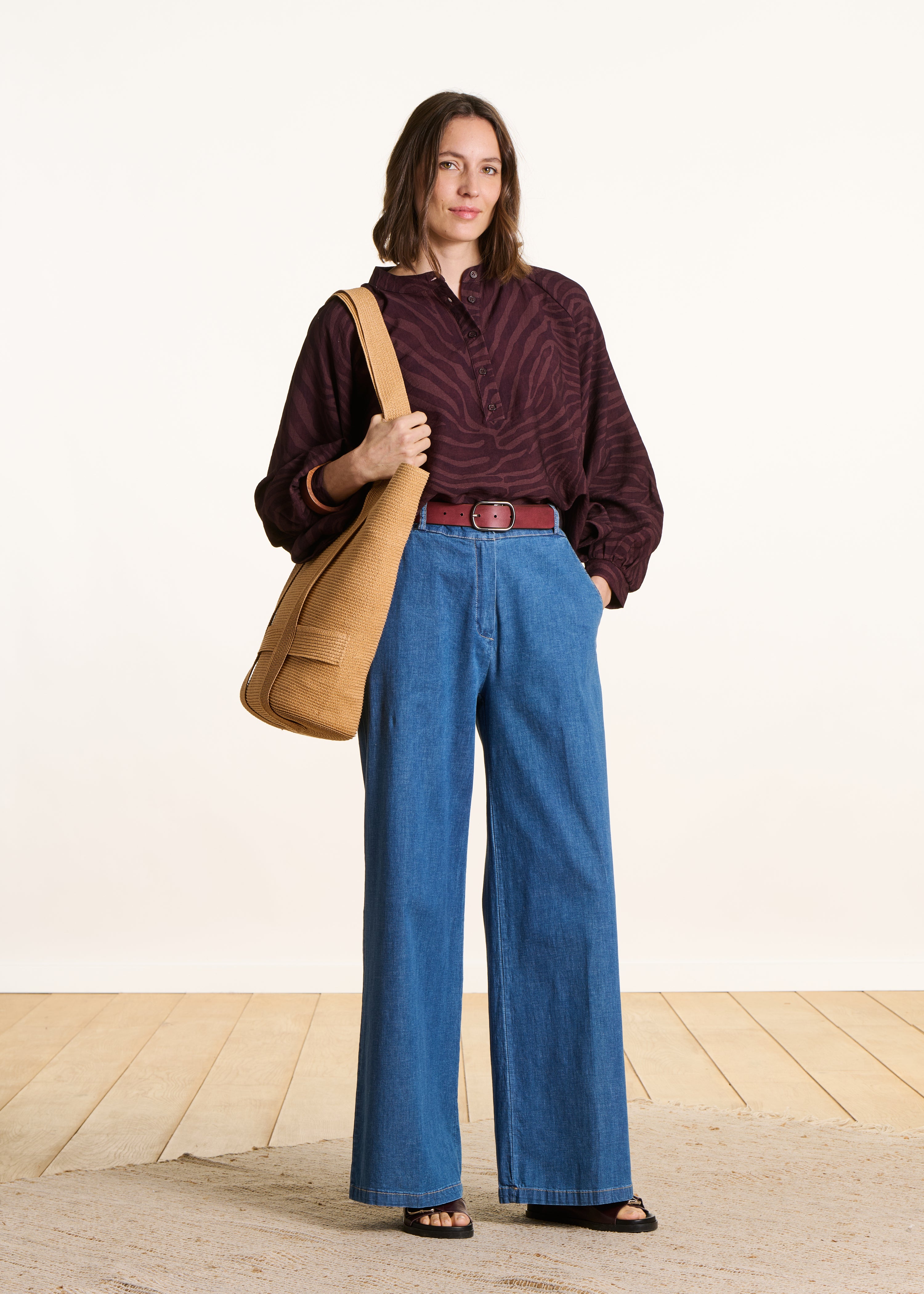 Blusa marrón oversize con estampado animal print