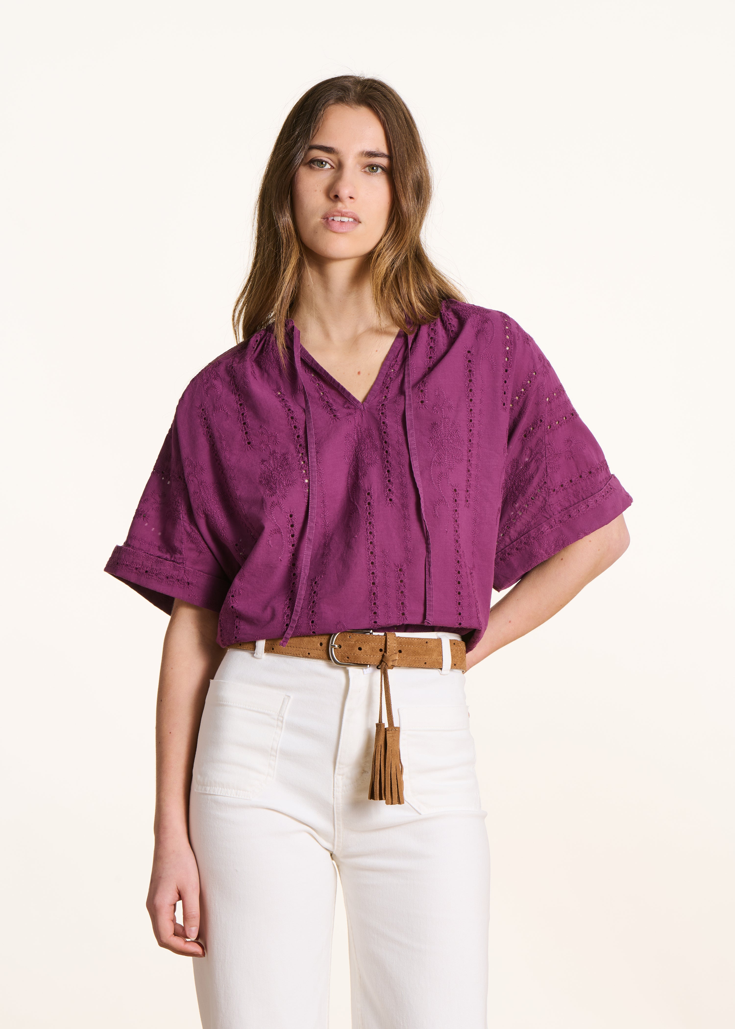 Weite Bluse aus violetter englischer Stickerei