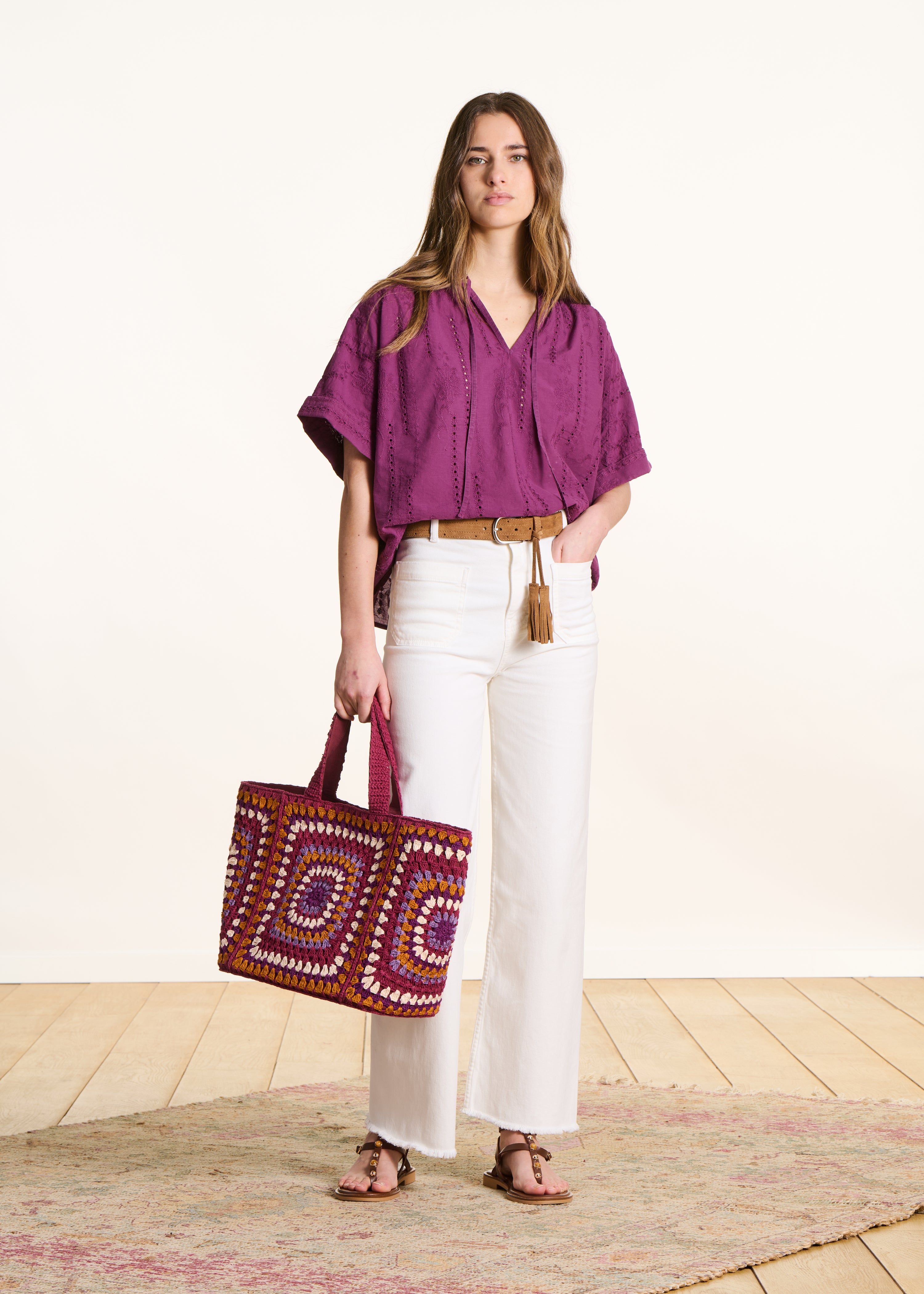 Weite Bluse aus violetter englischer Stickerei