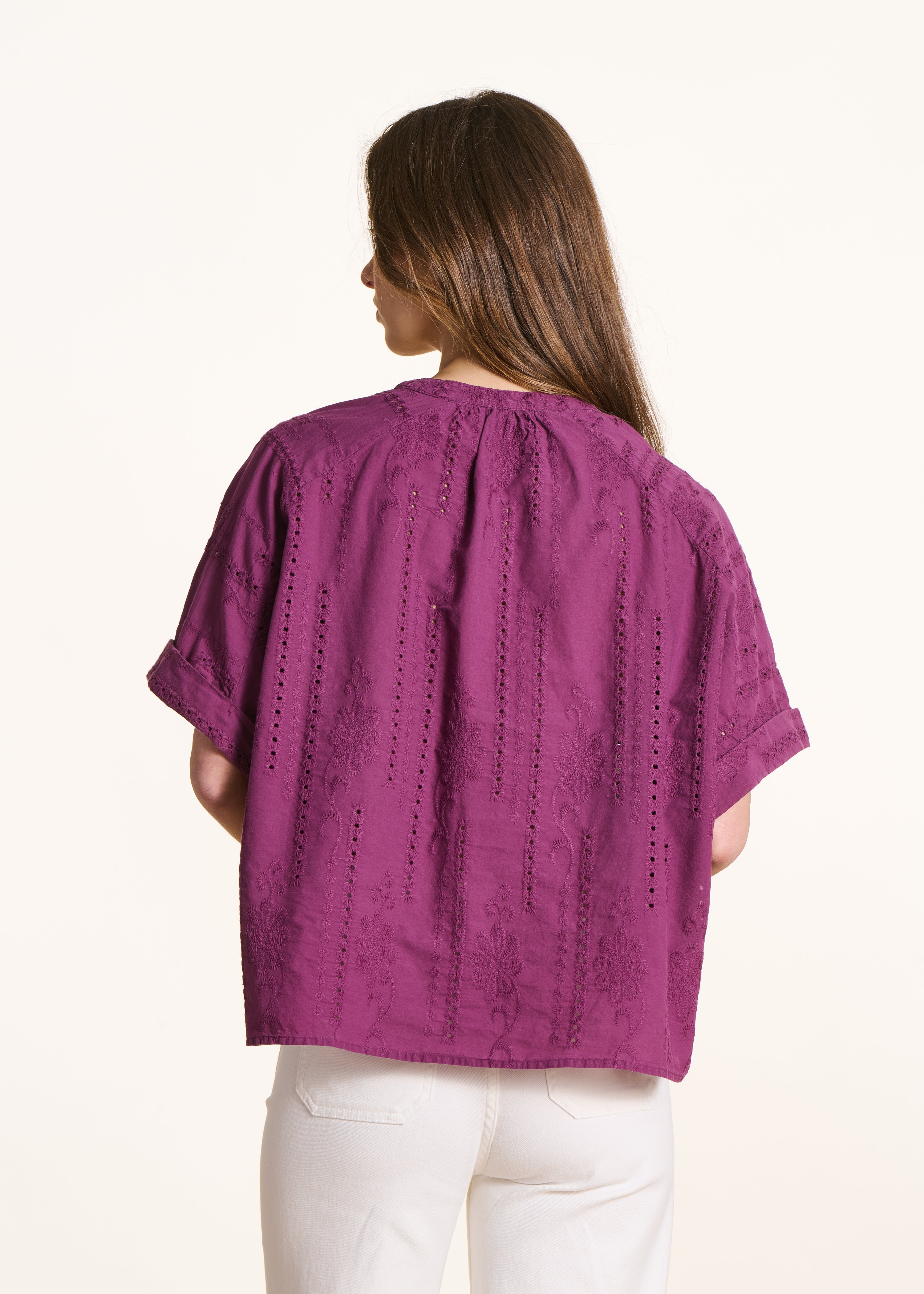 Weite Bluse aus violetter englischer Stickerei