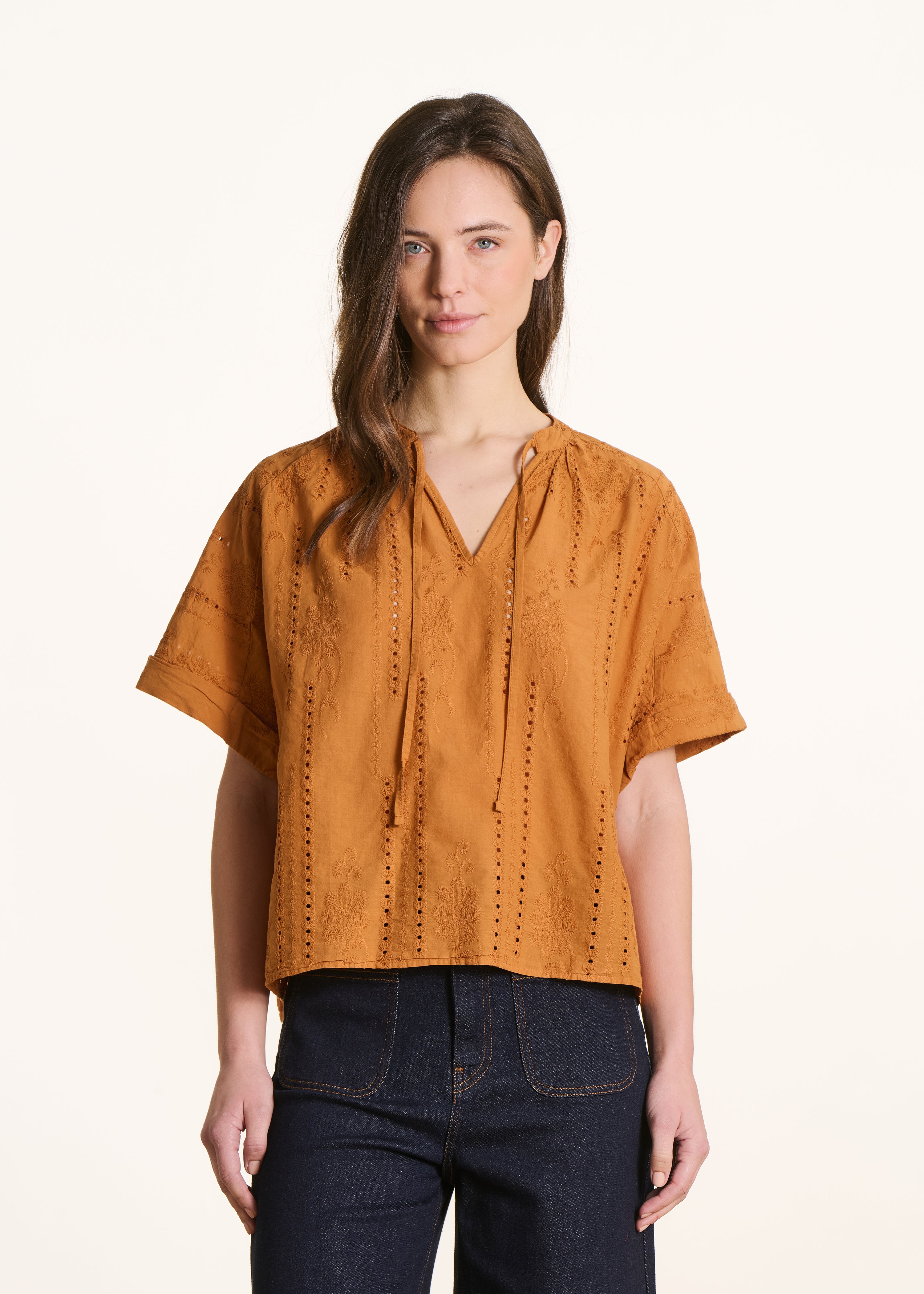 Losvallende okerkleurige blouse met Engelse borduursels
