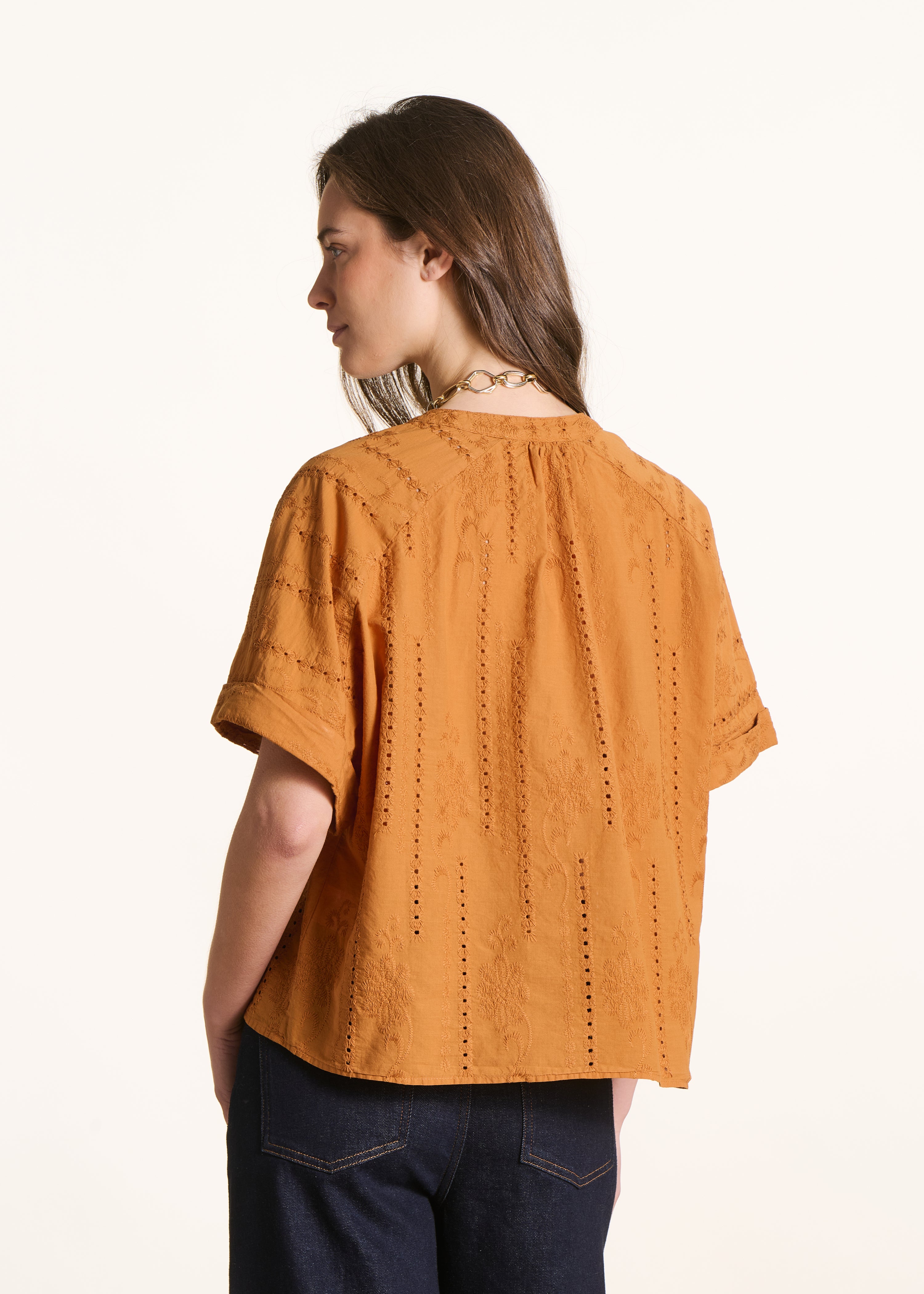 Losvallende okerkleurige blouse met Engelse borduursels