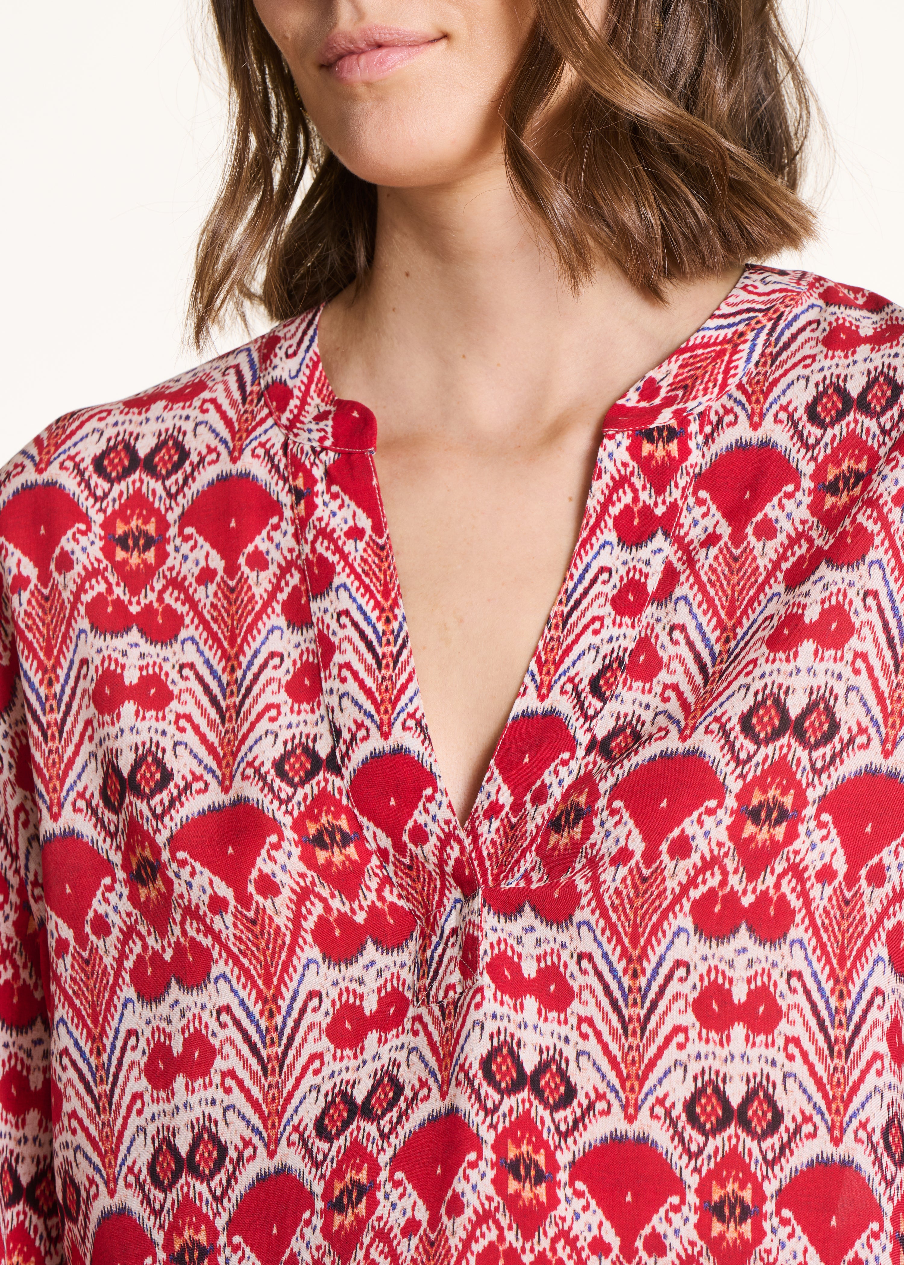 Top vermelho largo com estampado e mangas compridas