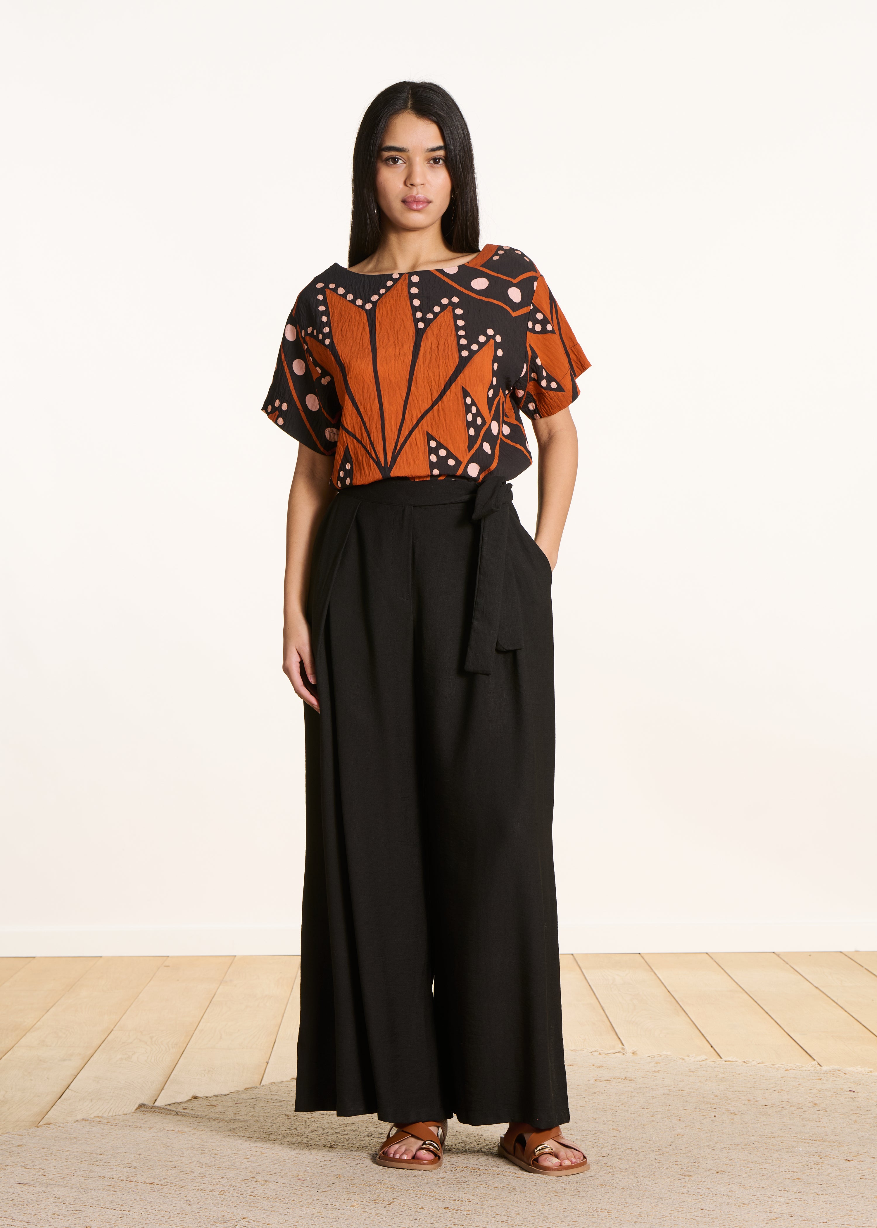 Top corto con stampa nero e arancione maniche corte
