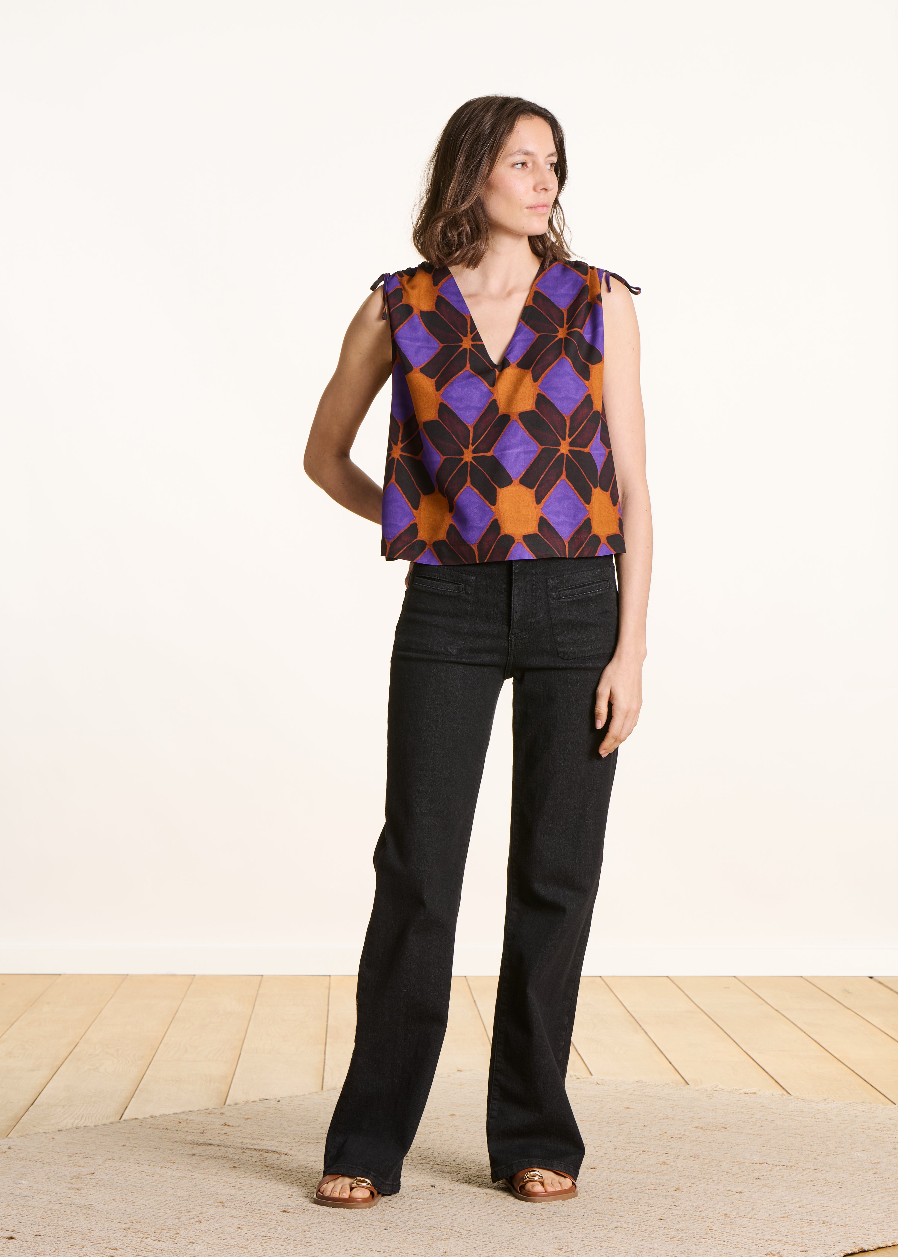 Top sans manches imprimé orange et violet