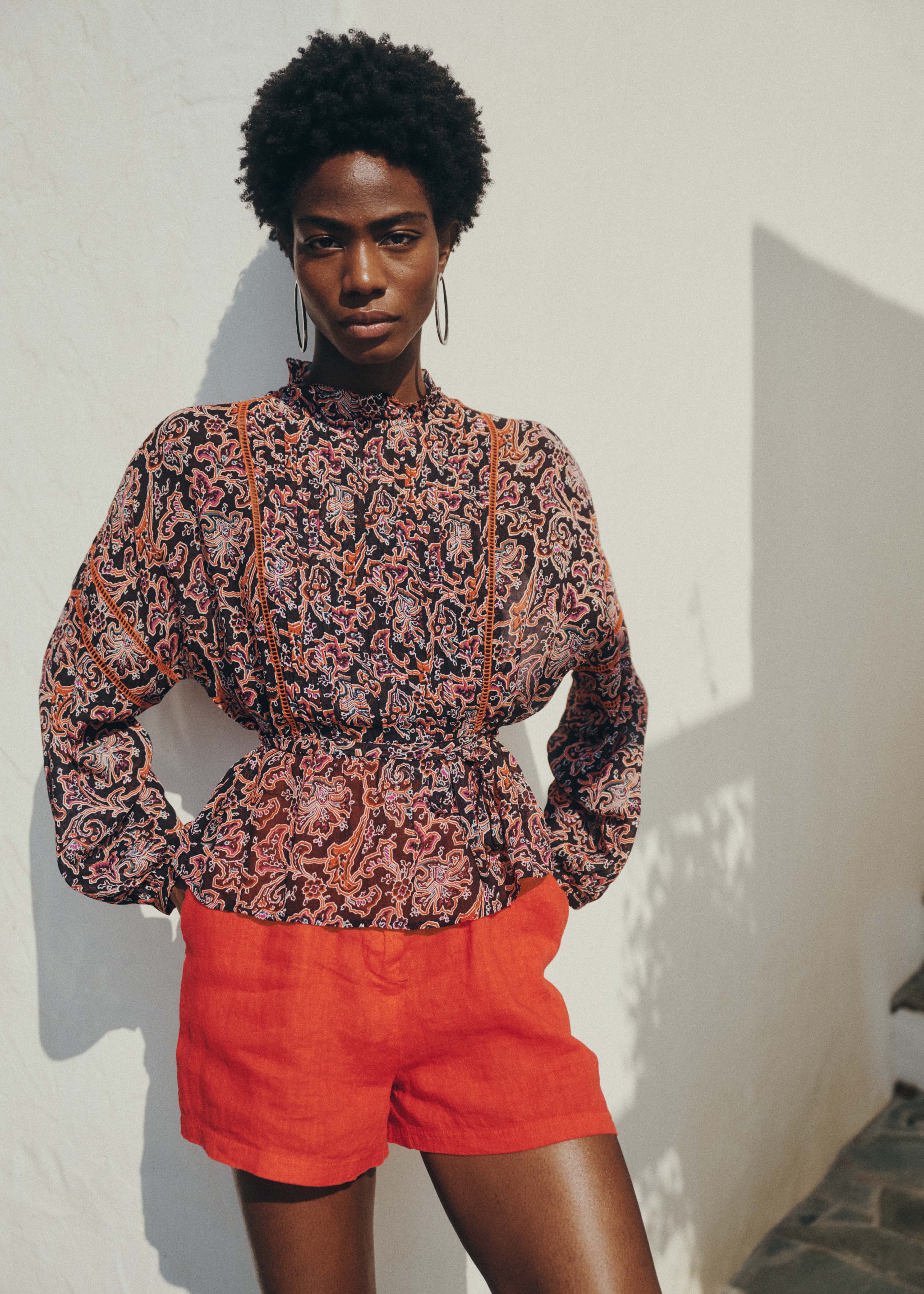 Zwarte blouse met lange mouwen en bloemenprint