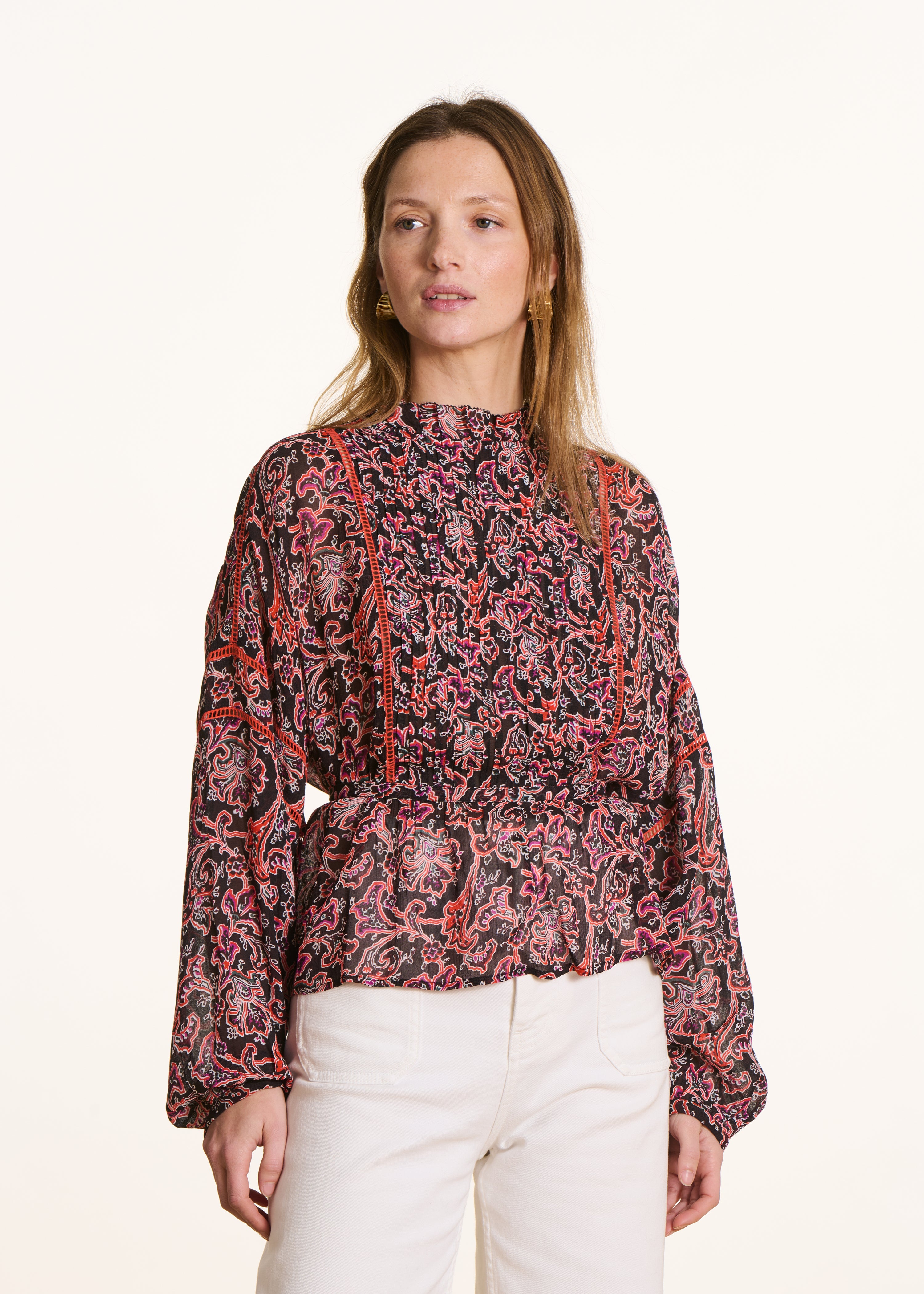 Zwarte blouse met lange mouwen en bloemenprint