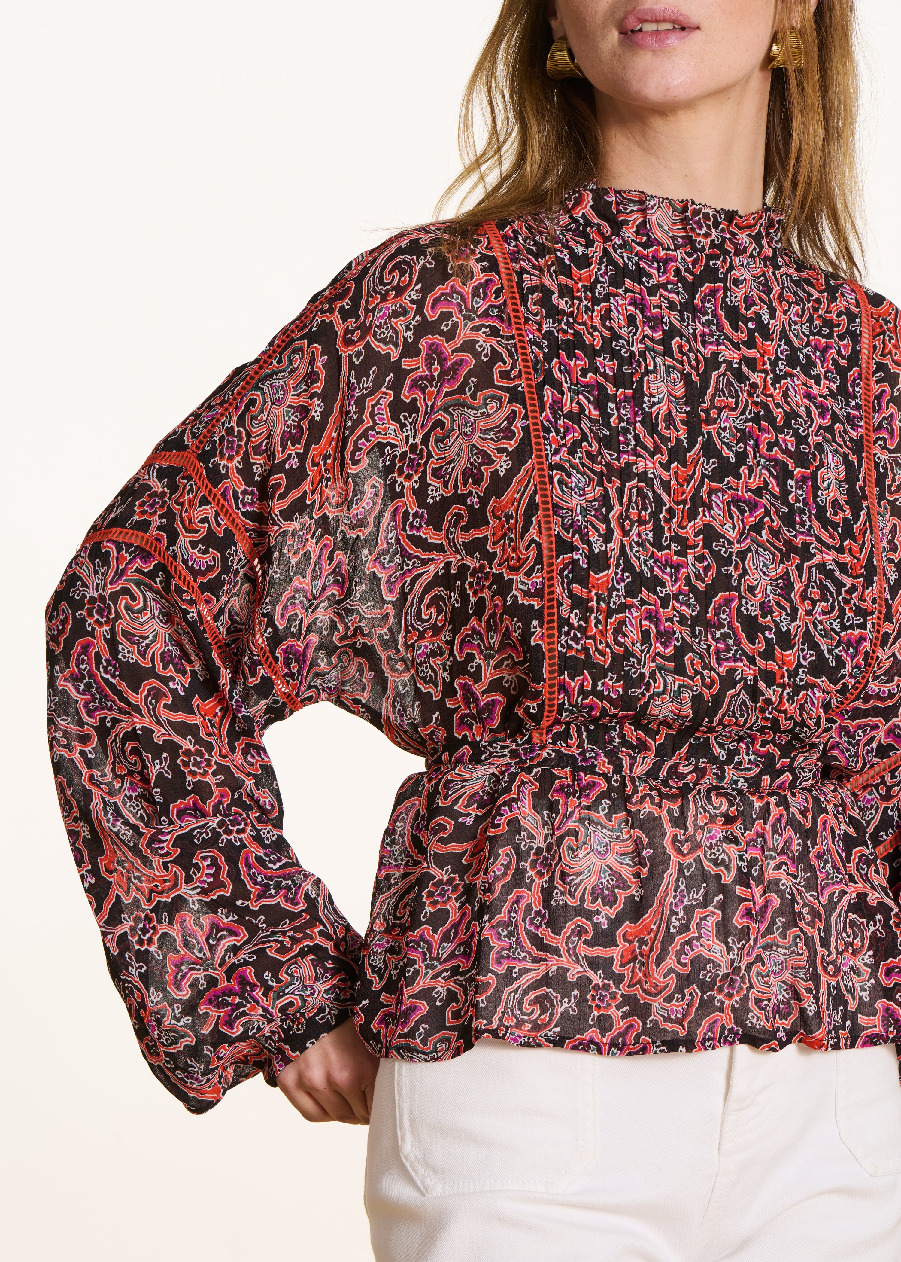 Zwarte blouse met lange mouwen en bloemenprint