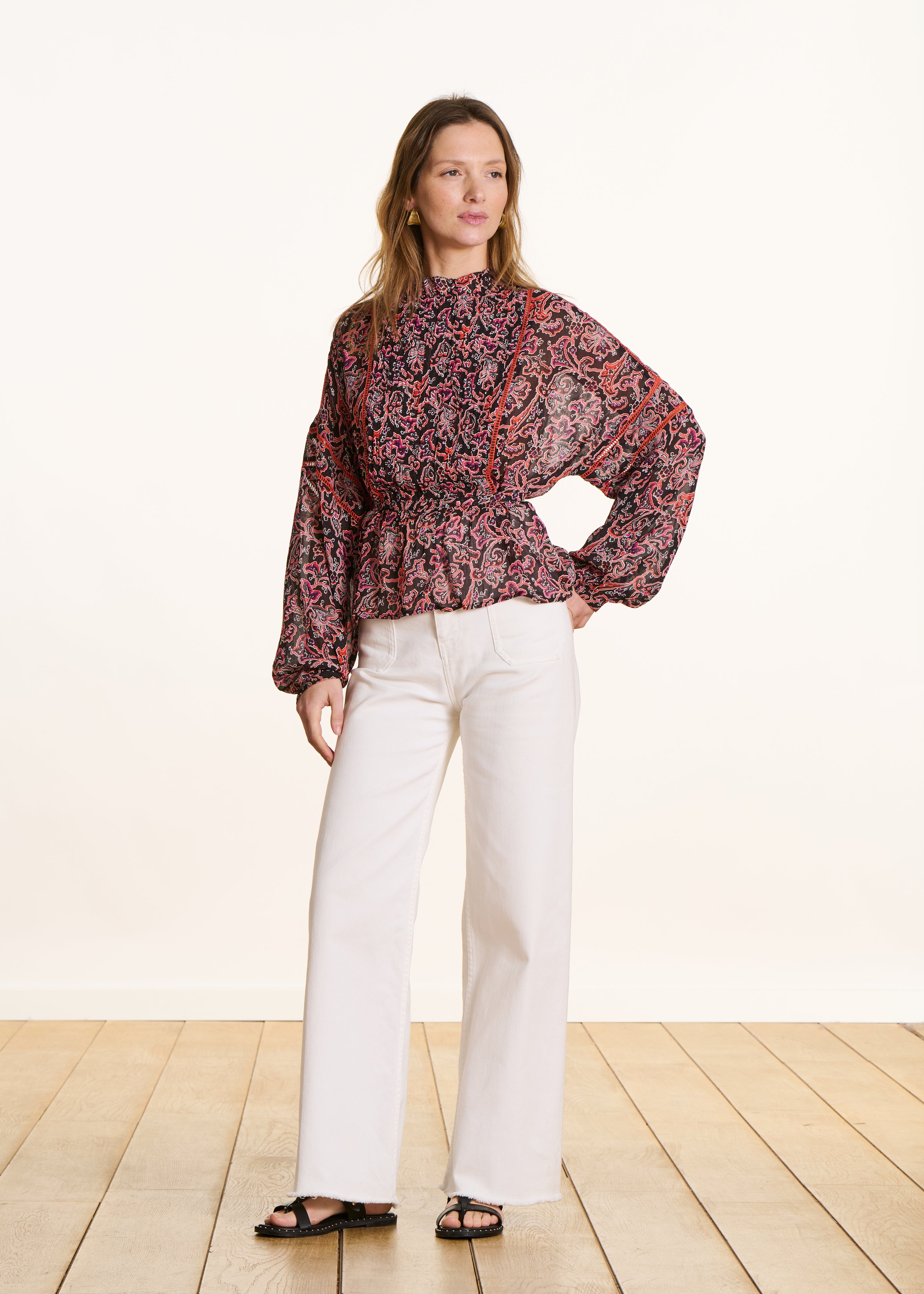 Zwarte blouse met lange mouwen en bloemenprint