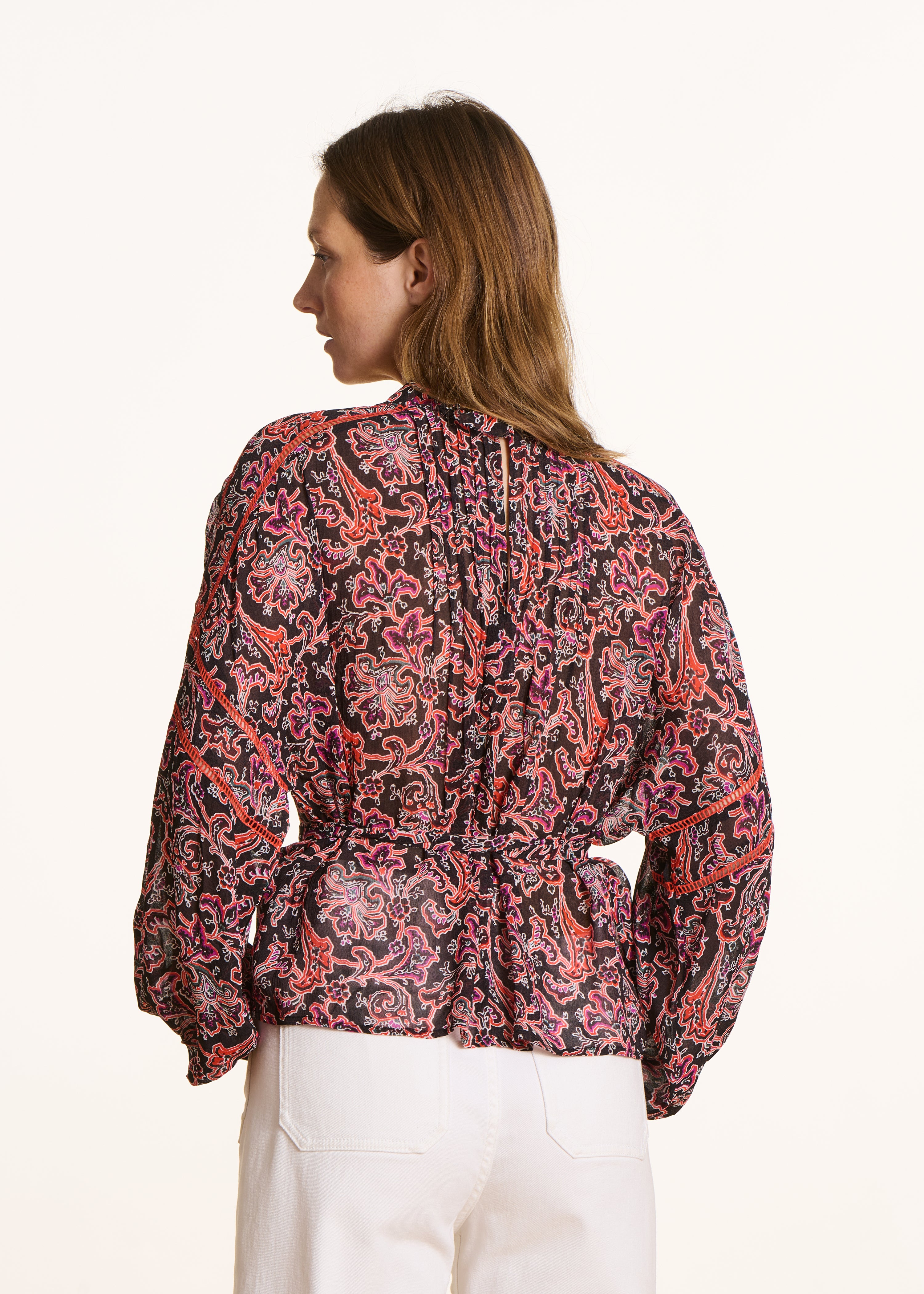 Zwarte blouse met lange mouwen en bloemenprint