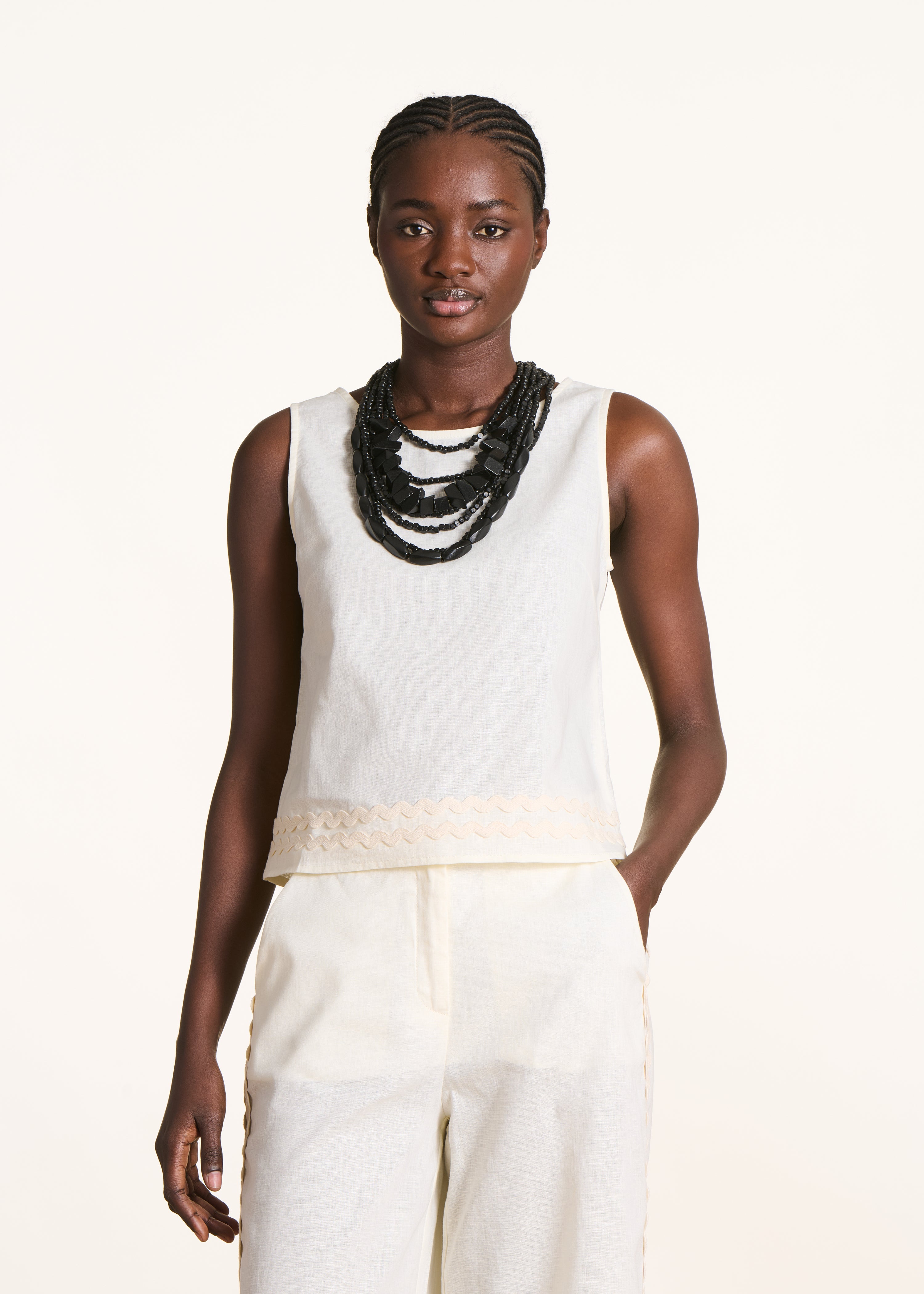 Sleeveless off-white top in linen and cotton