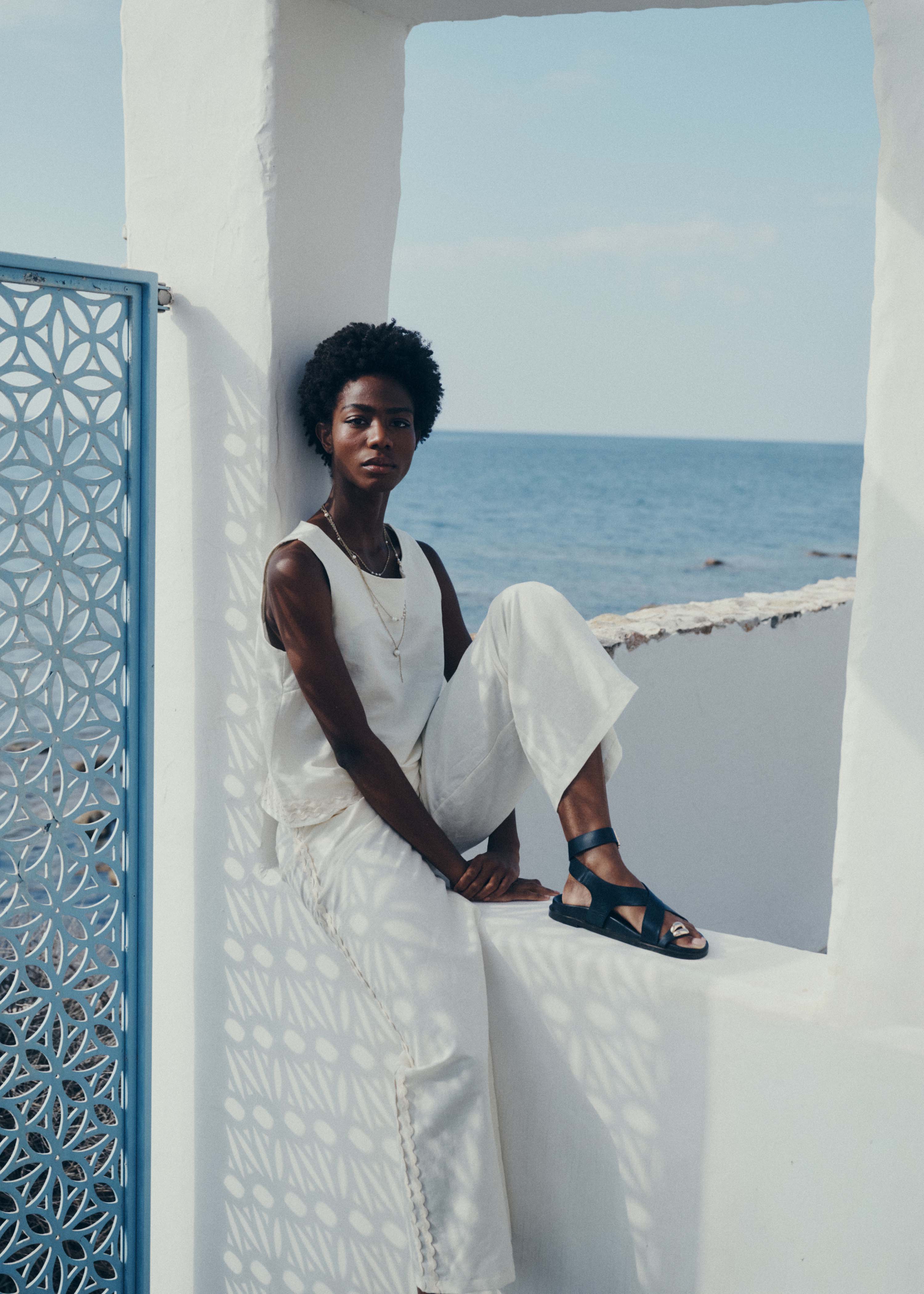 Sleeveless off-white top in linen and cotton
