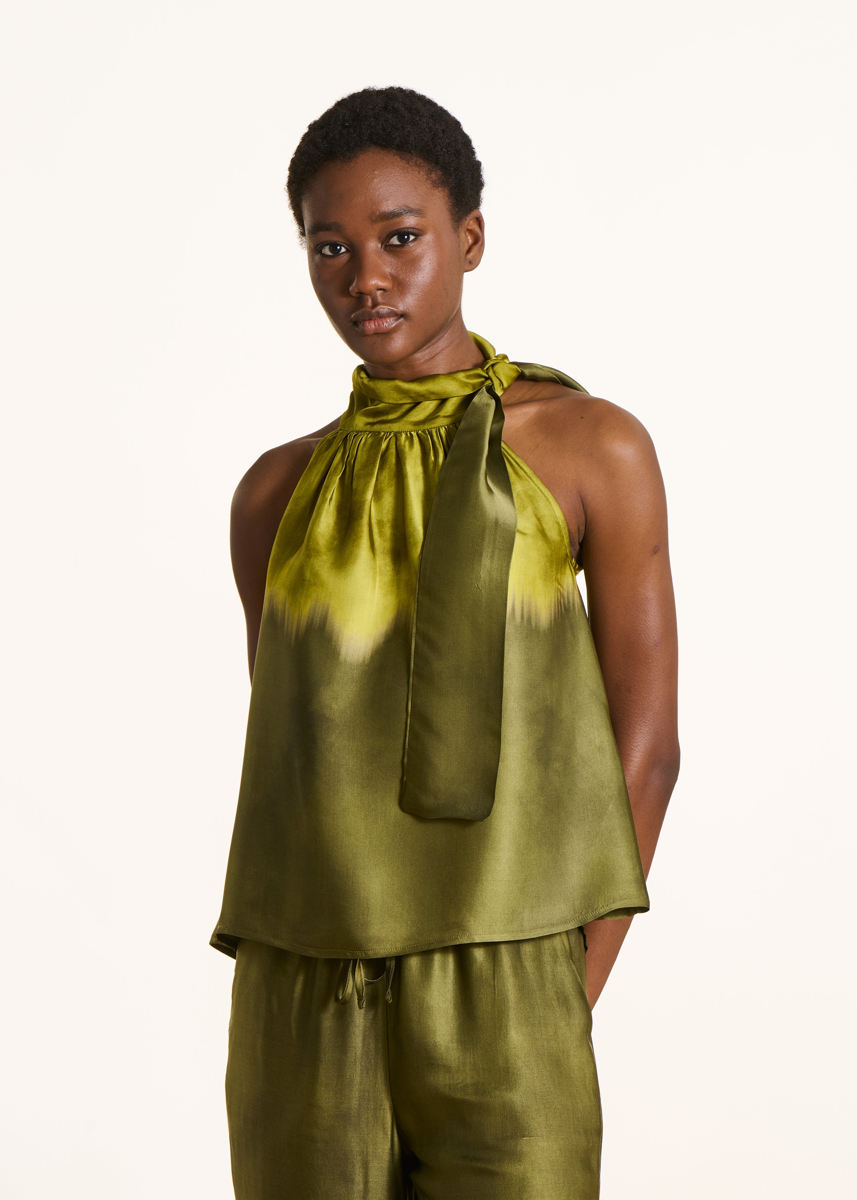 Vloeiende groene top met tie-dye print in satijn