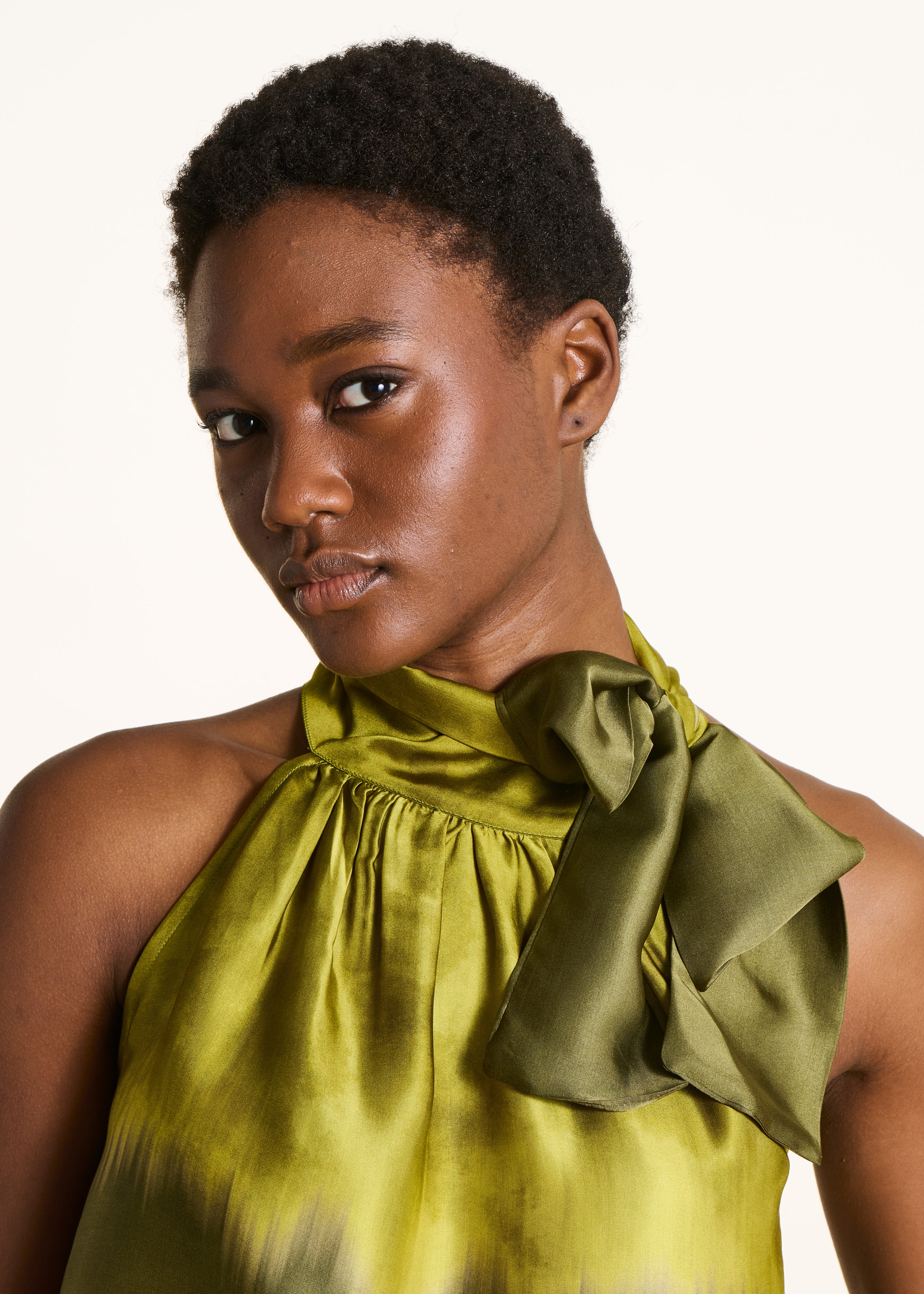 Vloeiende groene top met tie-dye print in satijn