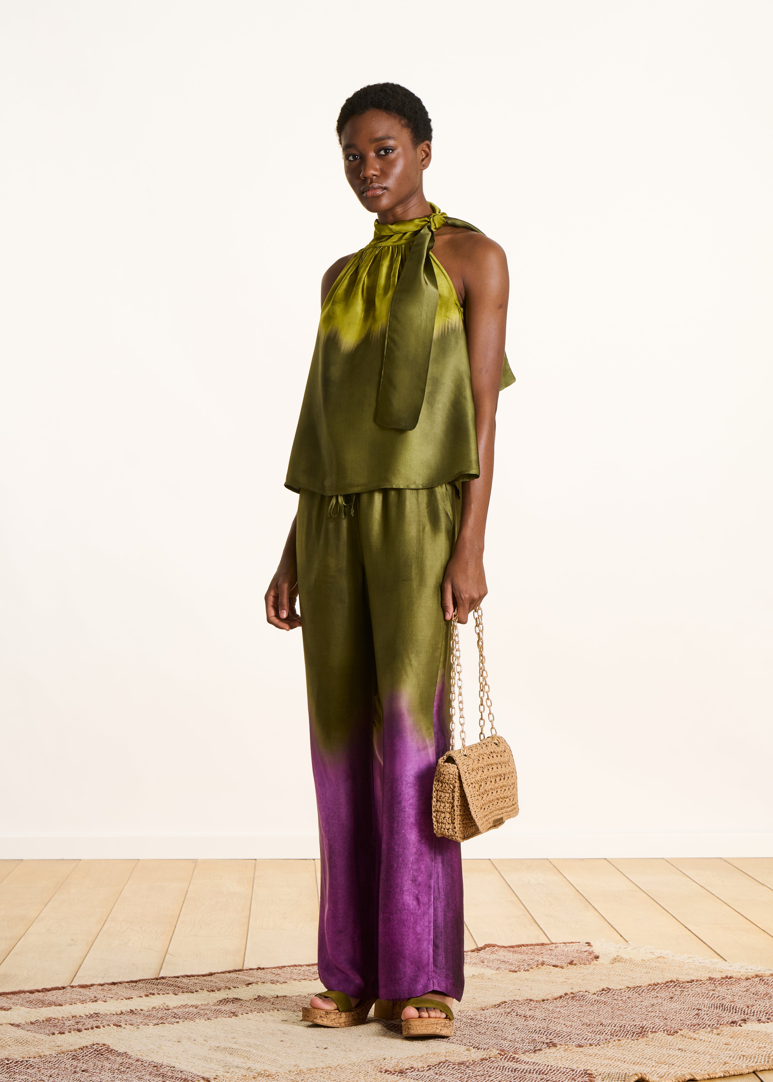 Vloeiende groene top met tie-dye print in satijn