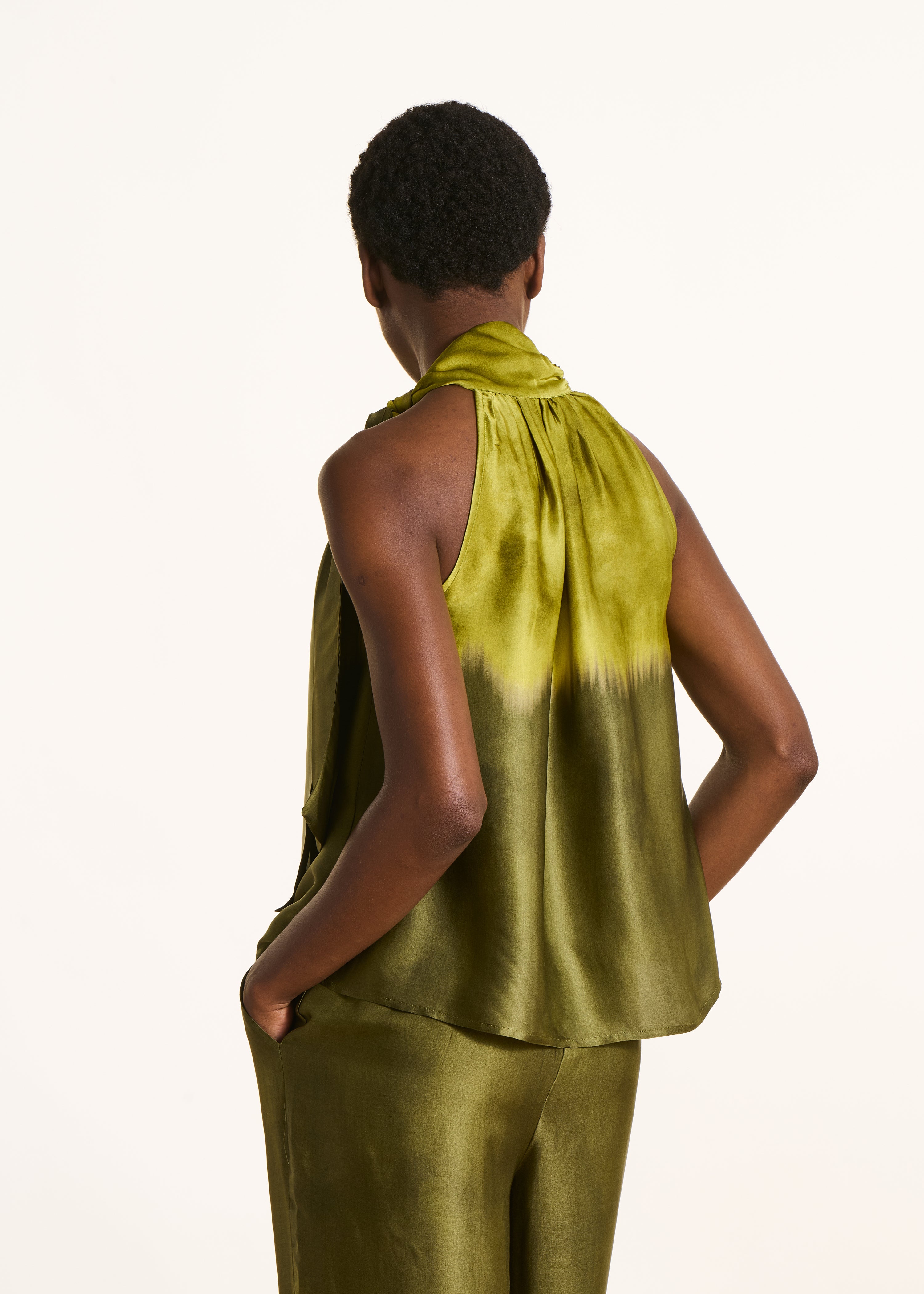 Vloeiende groene top met tie-dye print in satijn