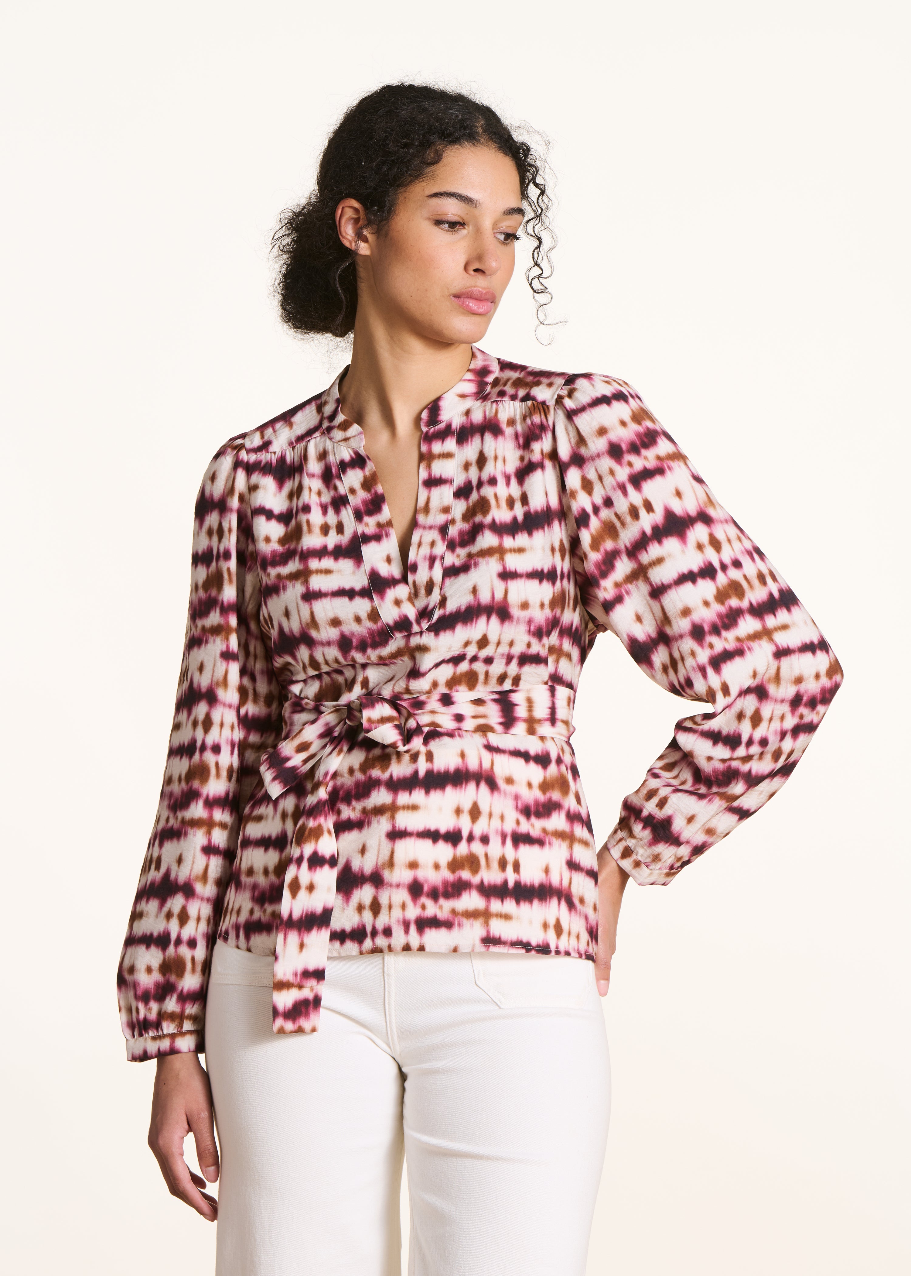 Losvallende top met ceintuur en bordeaux tie & dye print