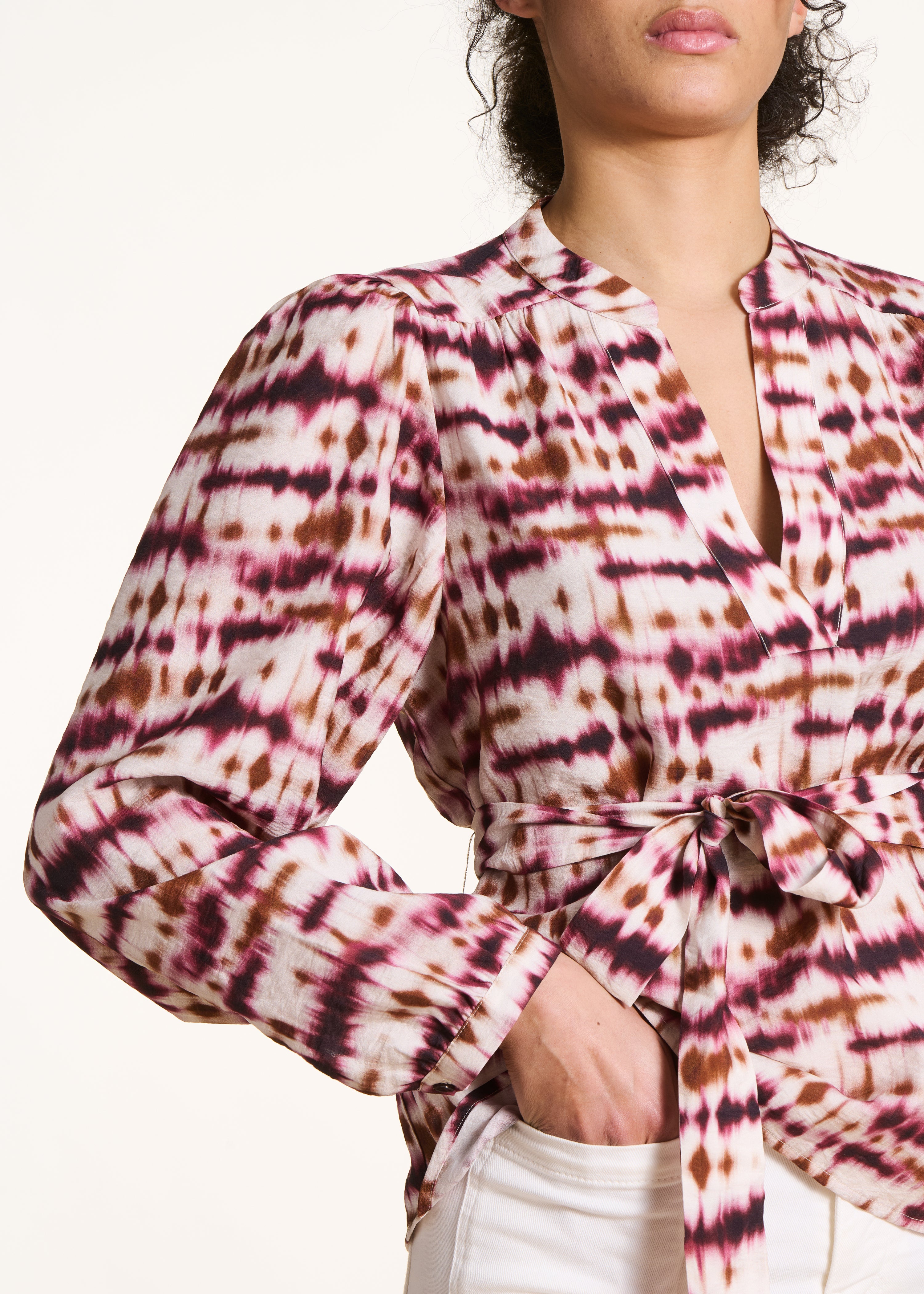 Losvallende top met ceintuur en bordeaux tie & dye print
