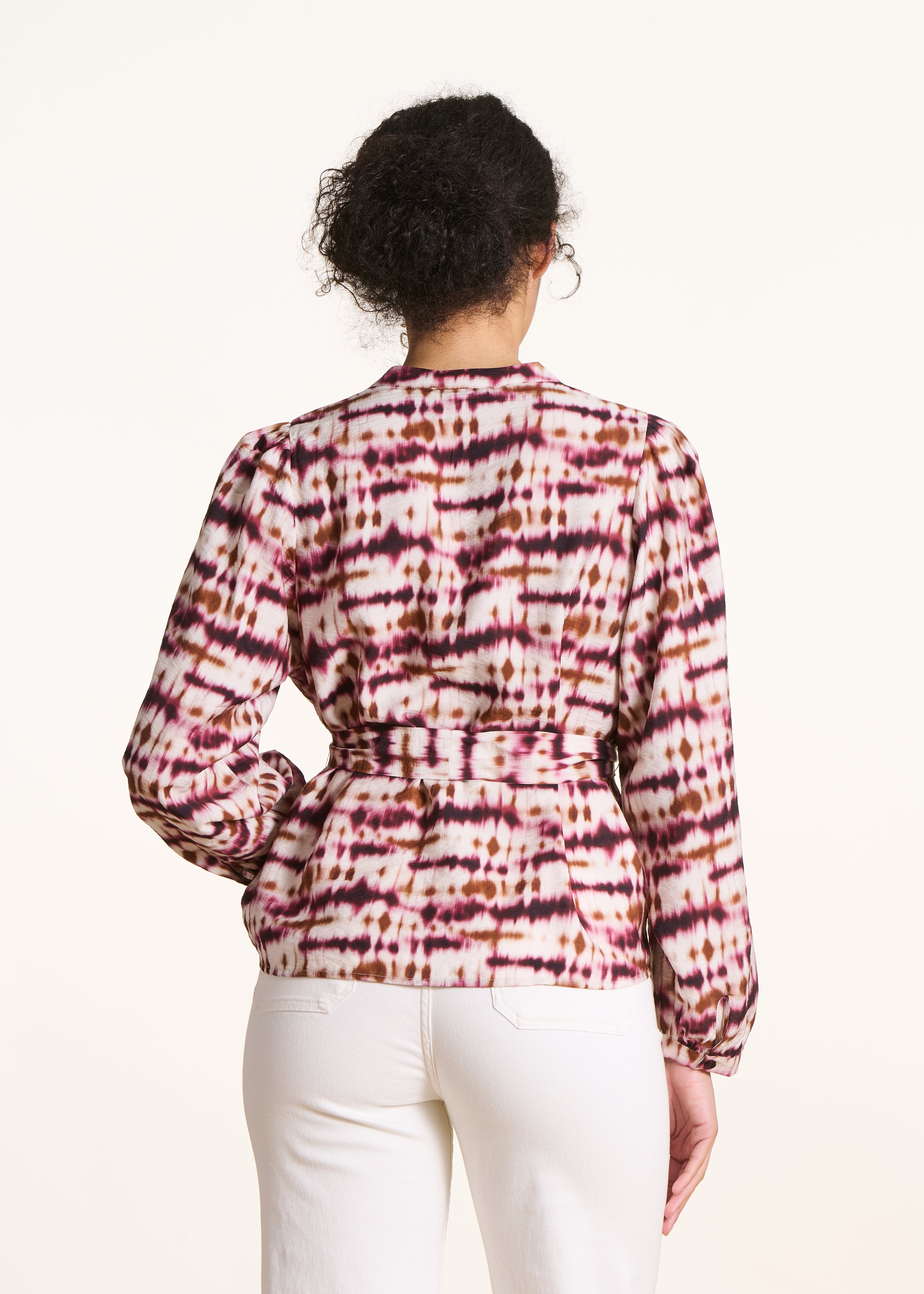 Losvallende top met ceintuur en bordeaux tie & dye print