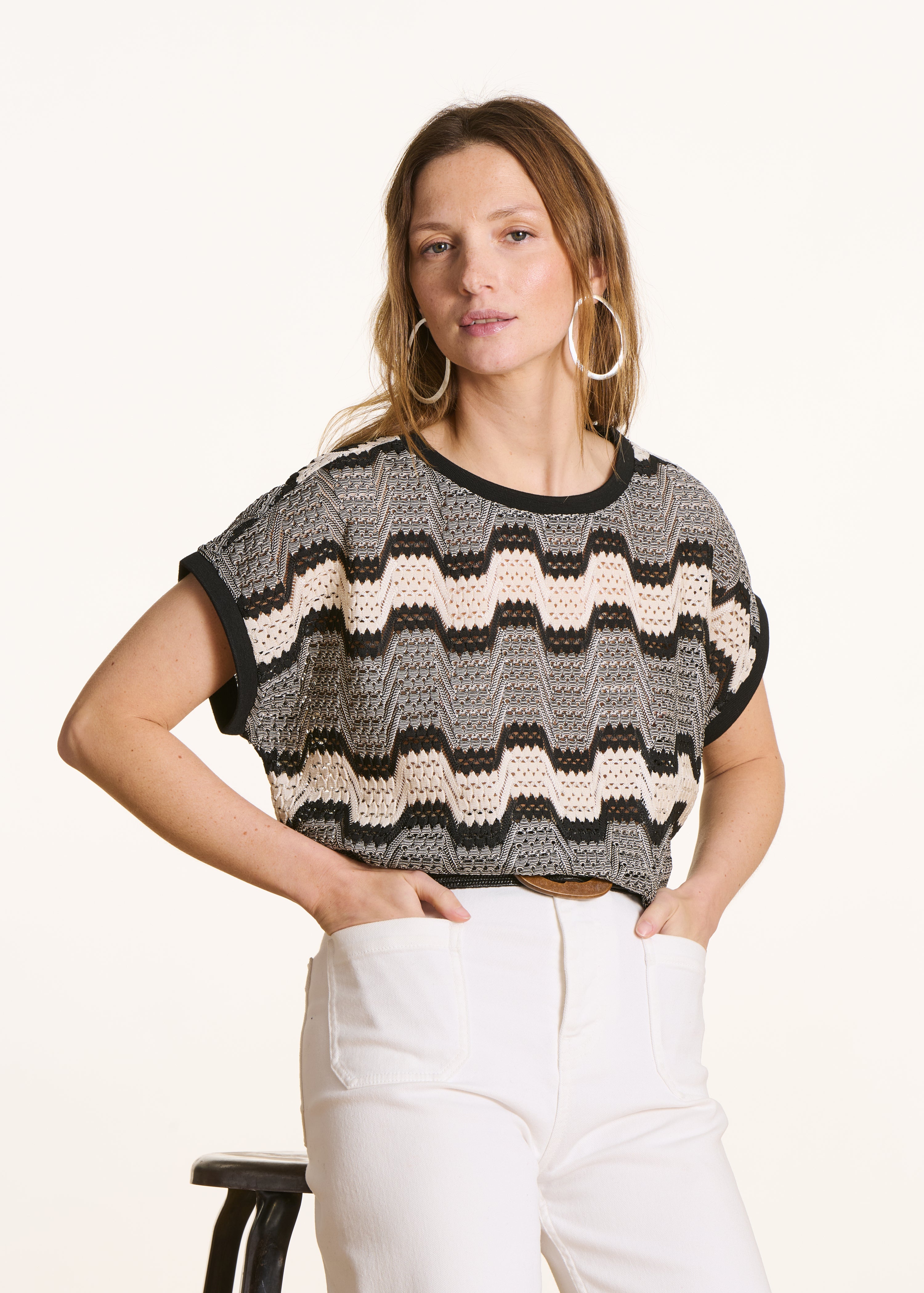 Camiseta de crochet negro de manga corta