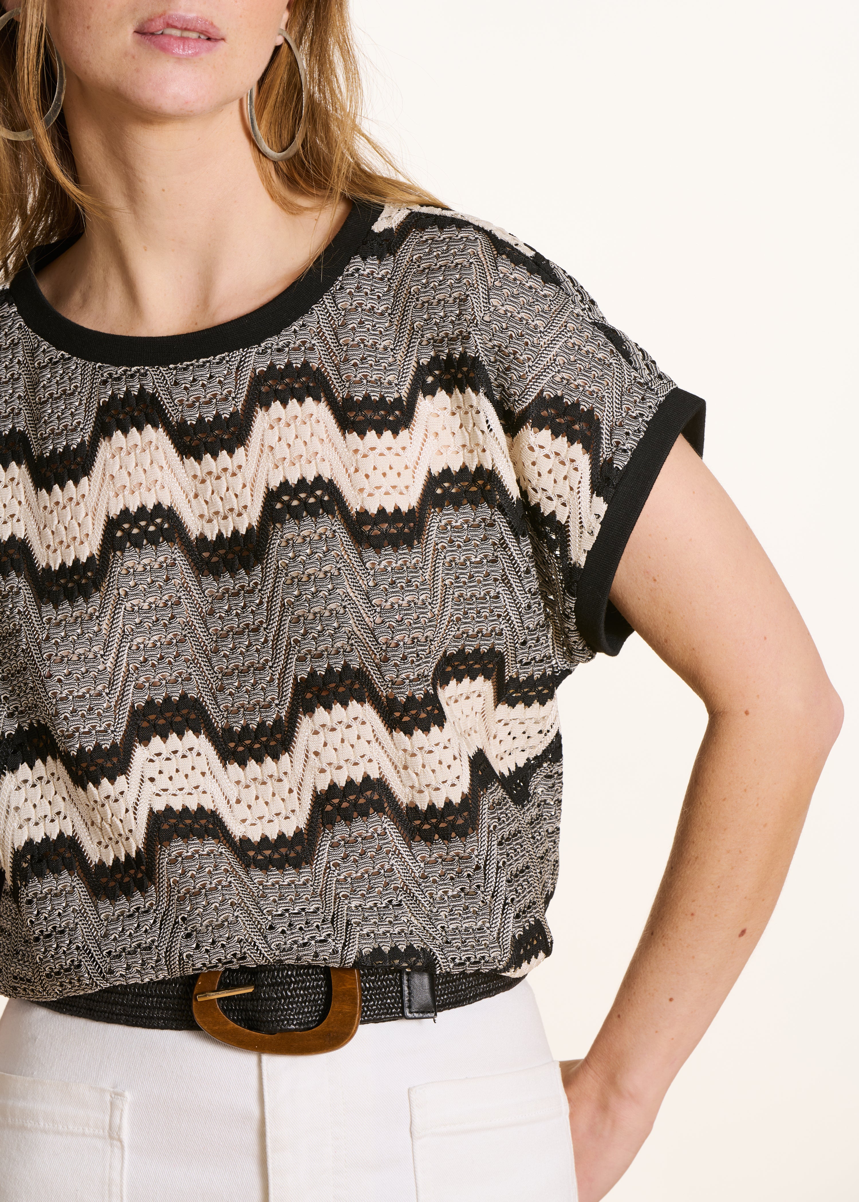 Camiseta de crochet negro de manga corta