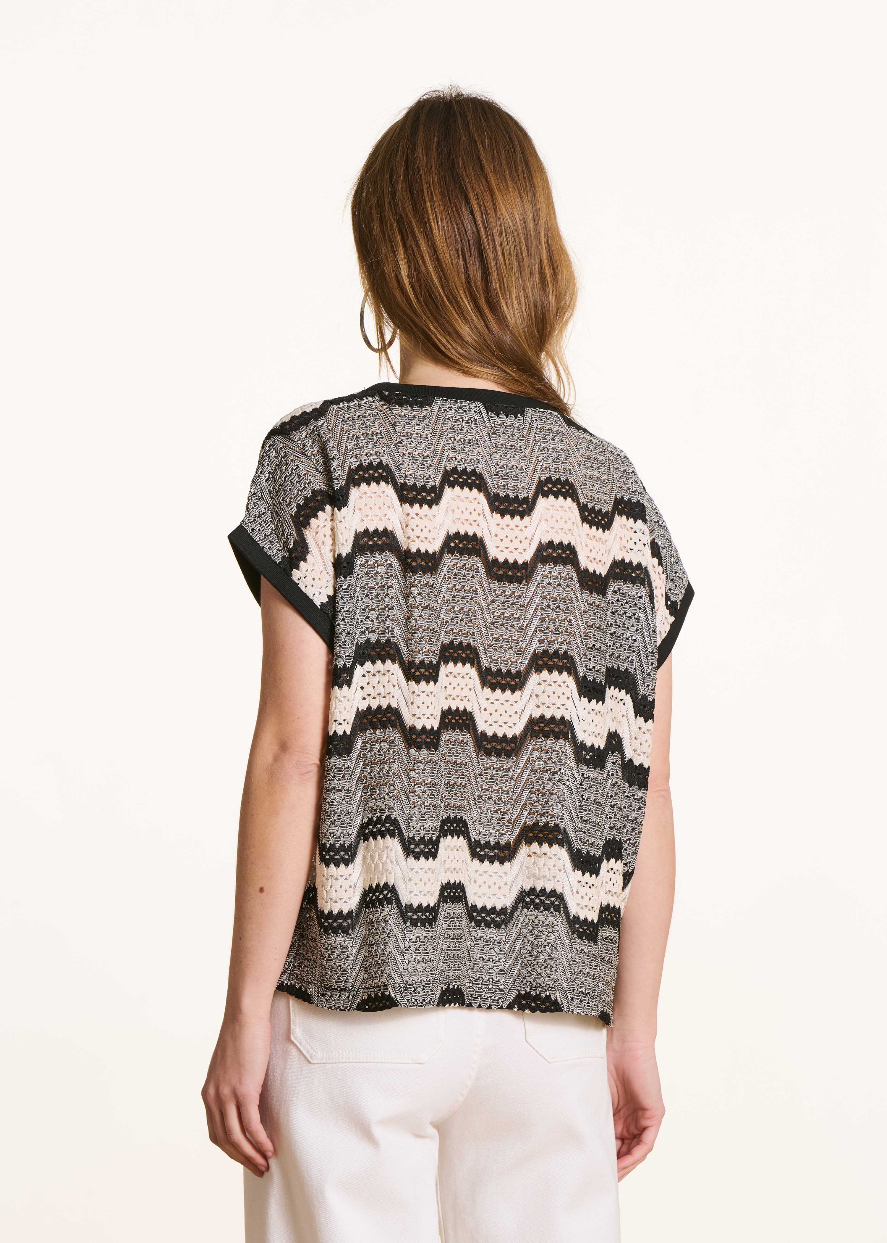 Camiseta de crochet negro de manga corta