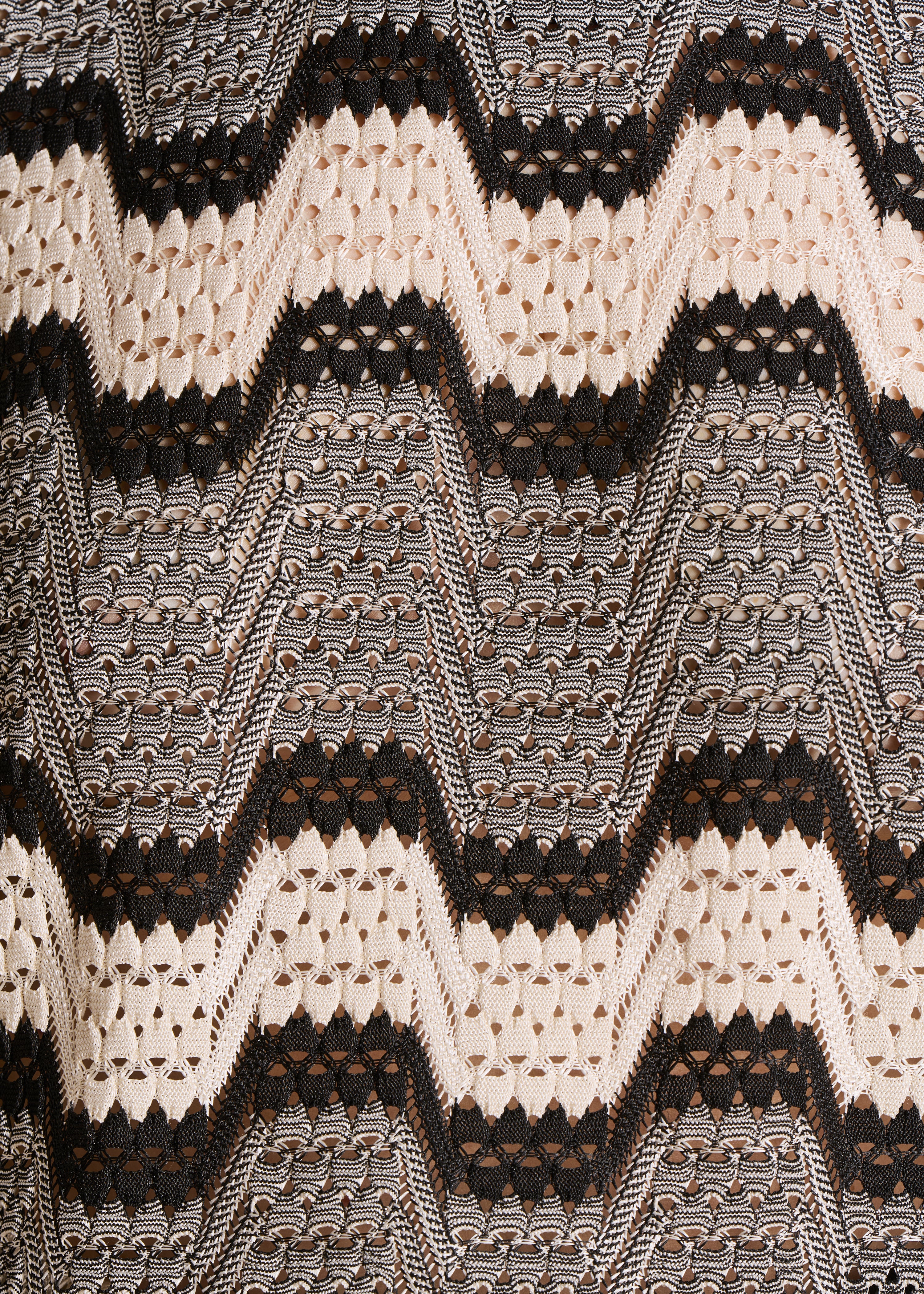 Camiseta de crochet negro de manga corta
