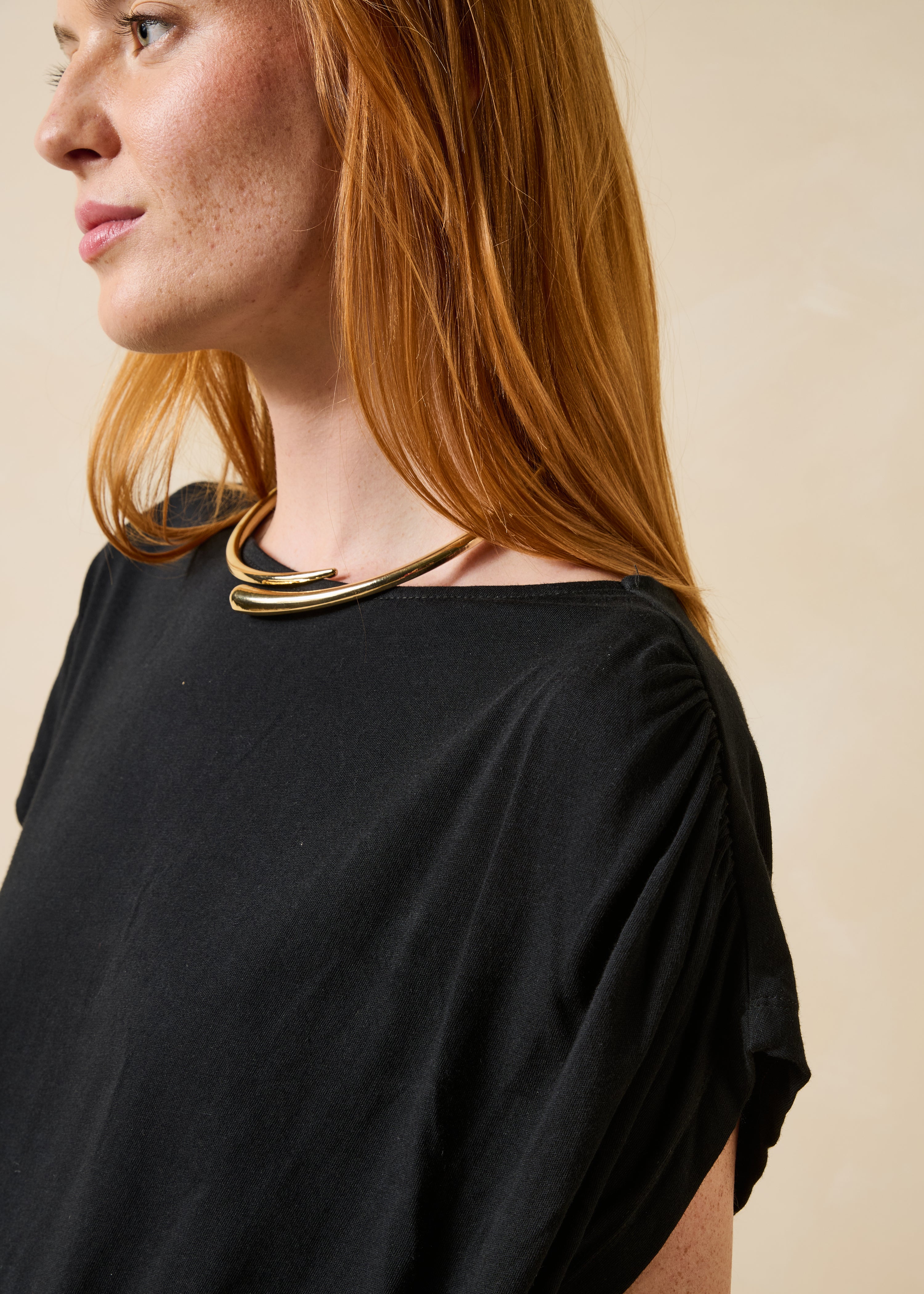 Schwarzes T-Shirt mit kurzen Ärmeln aus Bio-Baumwolle