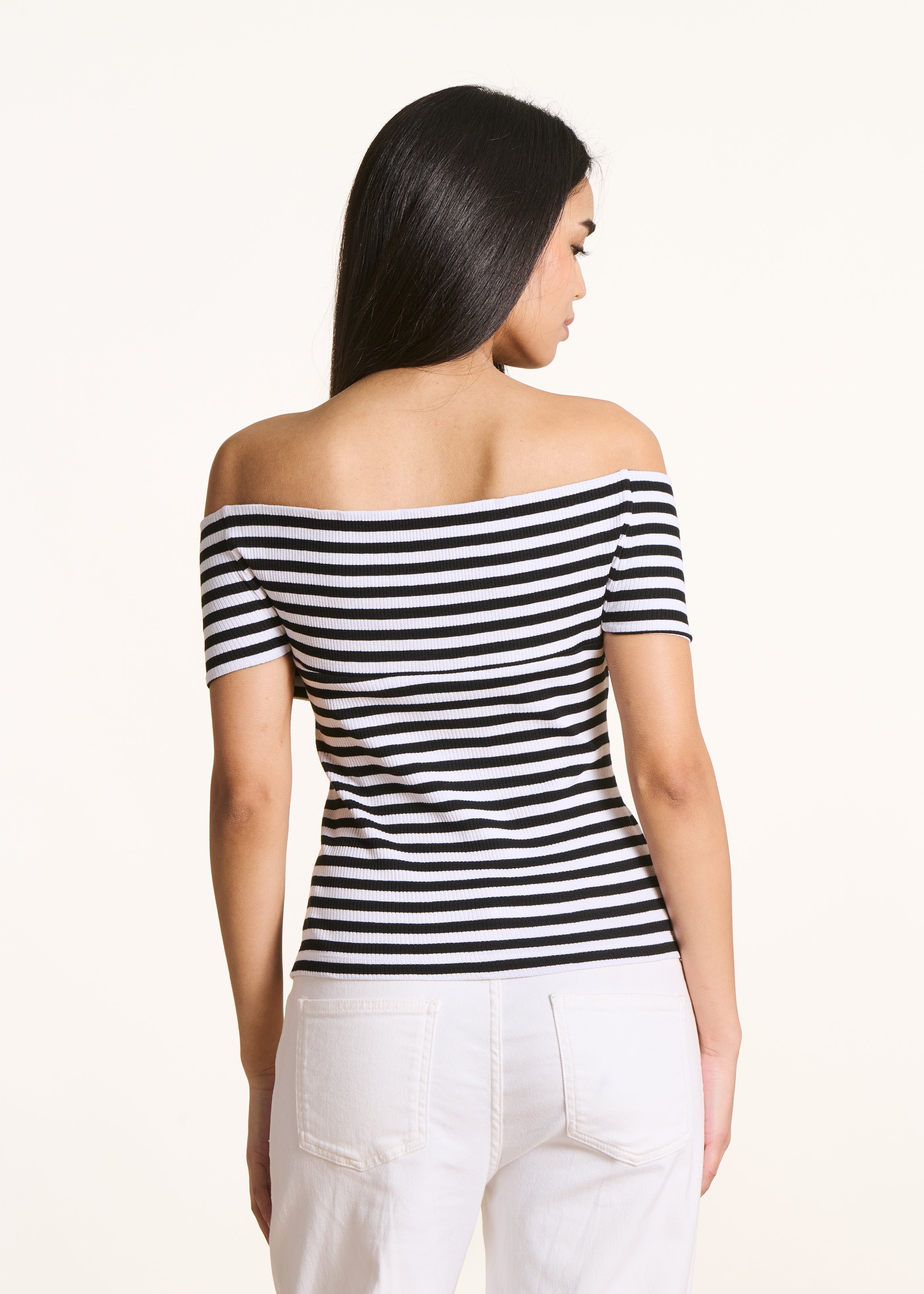 weißes T-Shirt mit schwarzen Streifen aus Bio-Baumwolle
