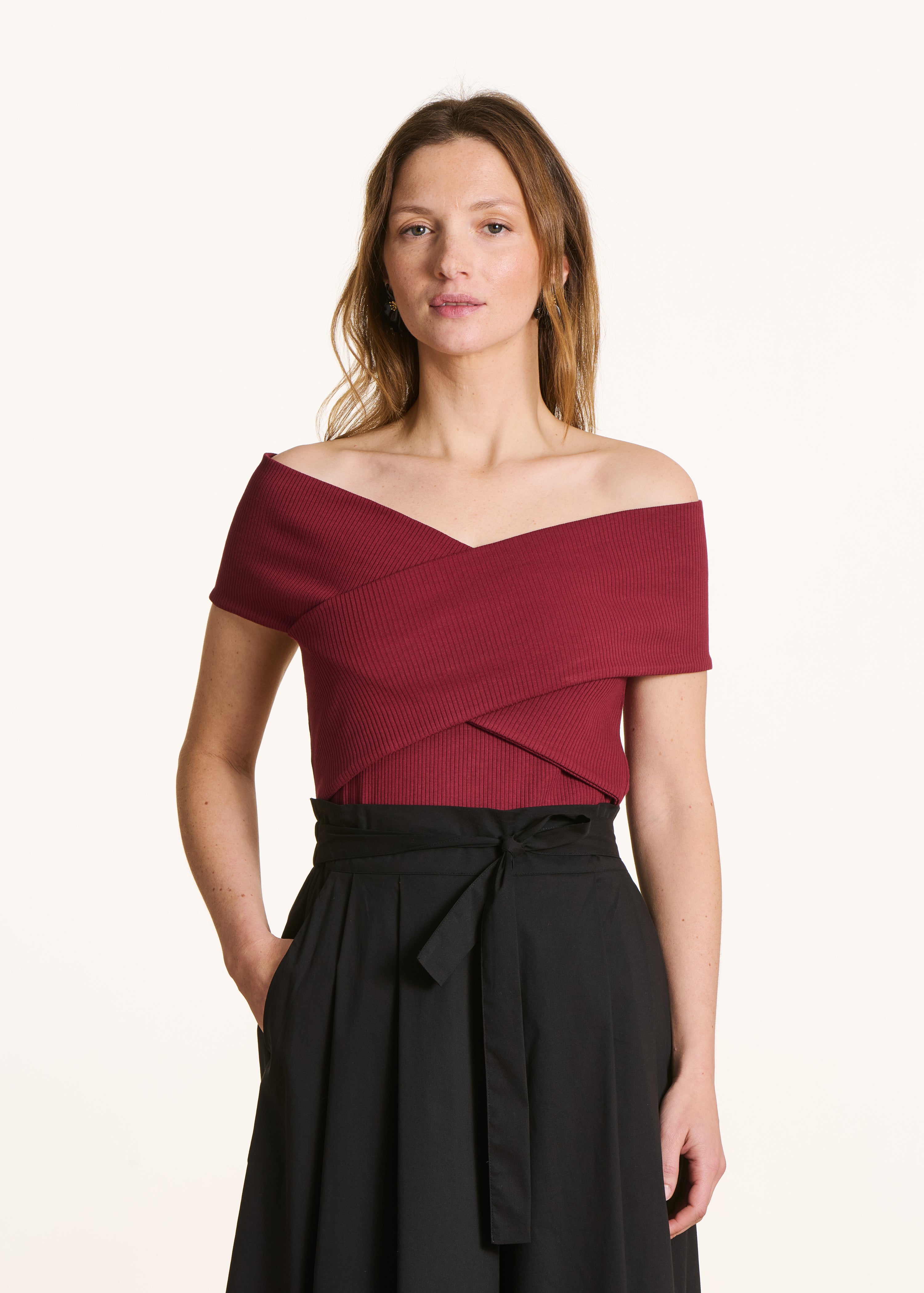 T-shirt bordeaux col bardot croisé