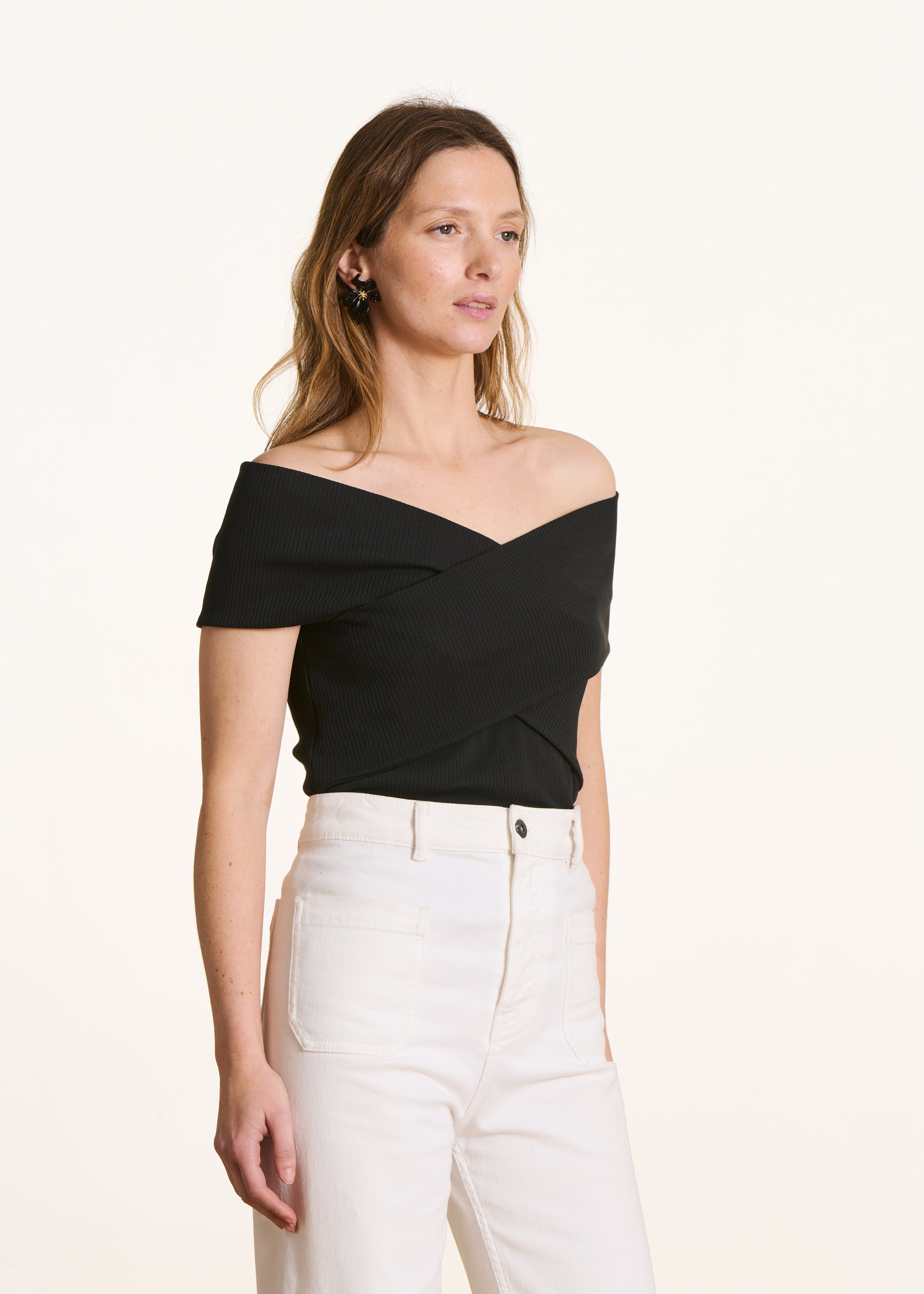 Camiseta negra con escote bardot cruzado