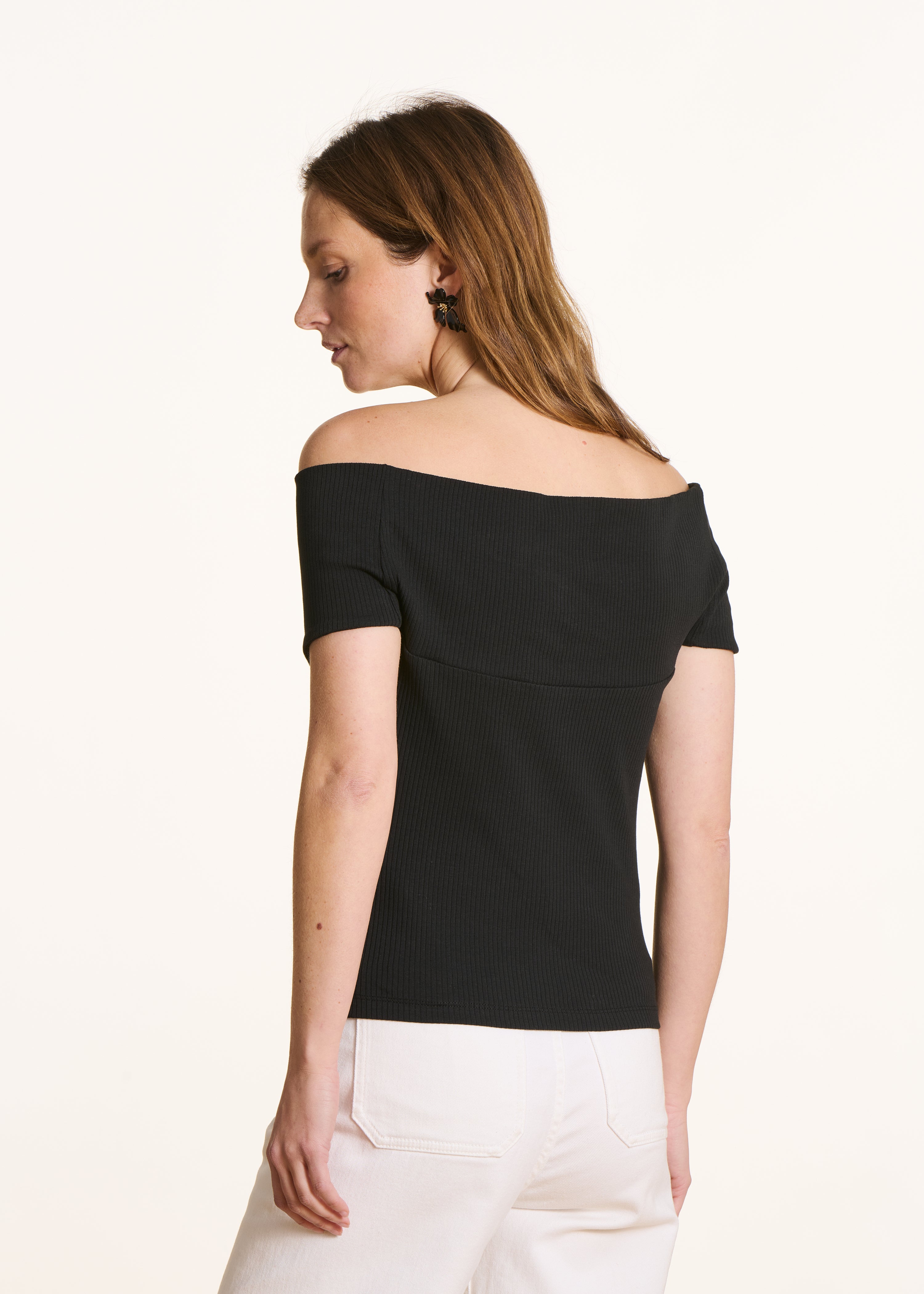 Camiseta negra con escote bardot cruzado