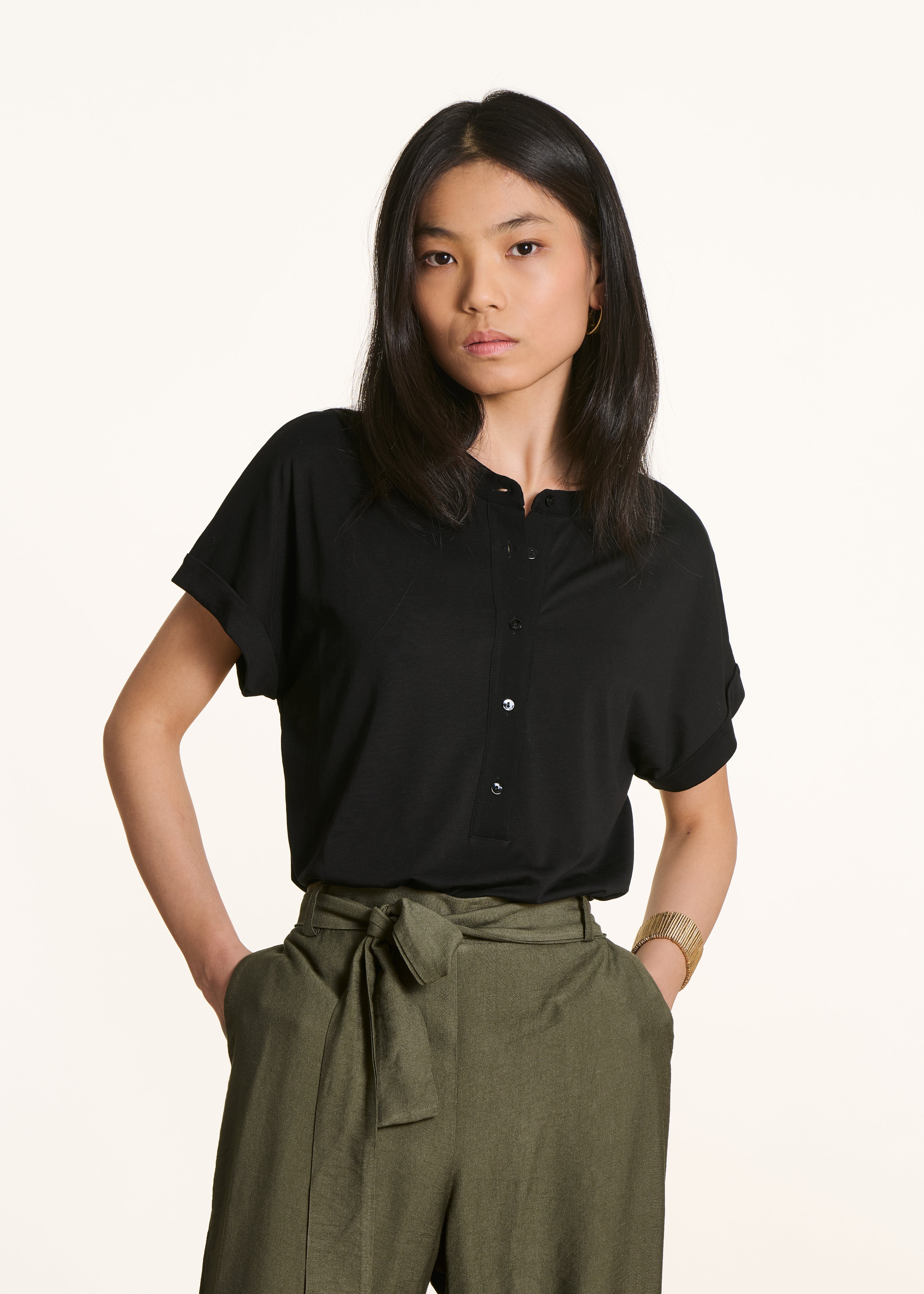T-shirt zwart met korte mouwen en twee materialen