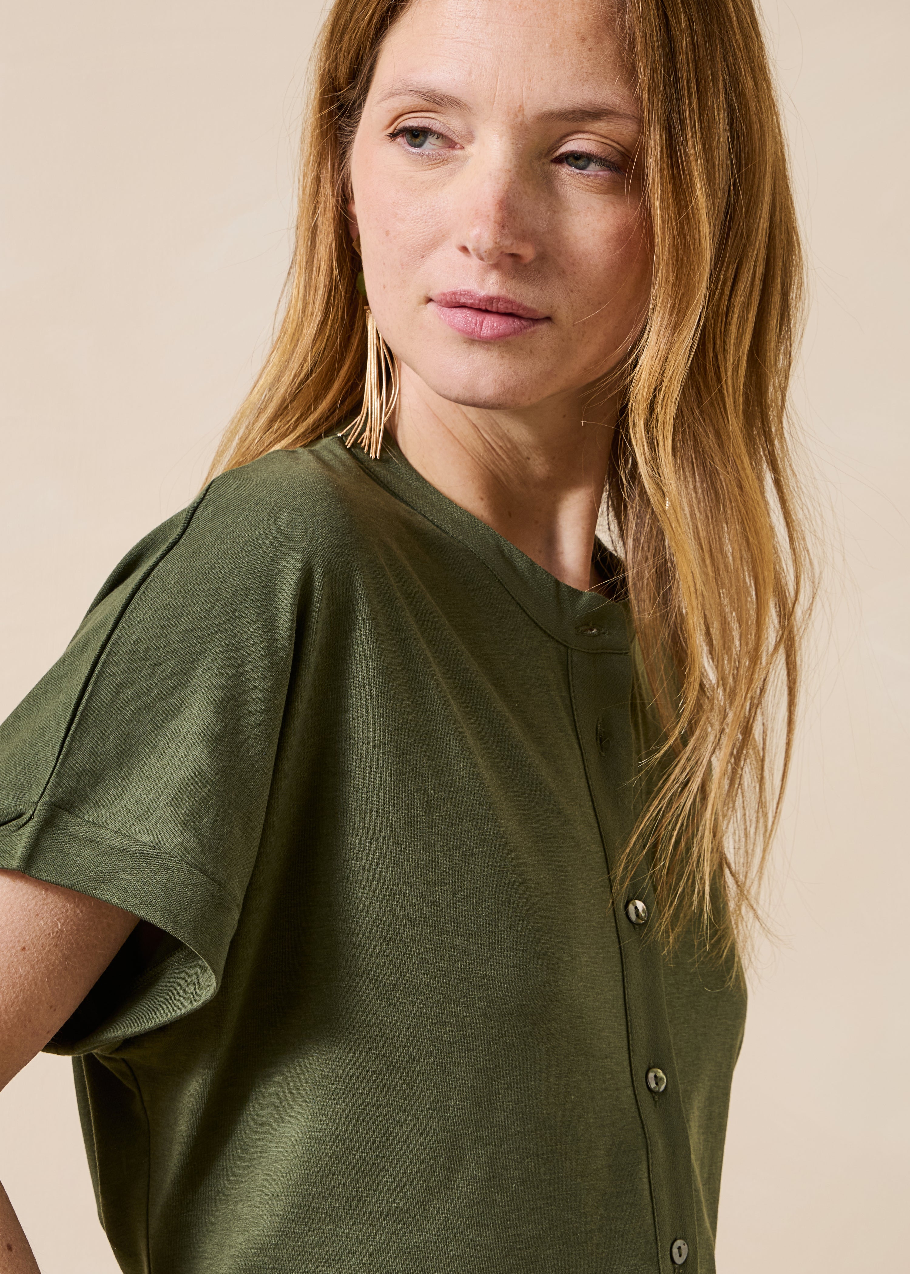 Kaki T-Shirt mit kurzen Ärmeln und Materialmix